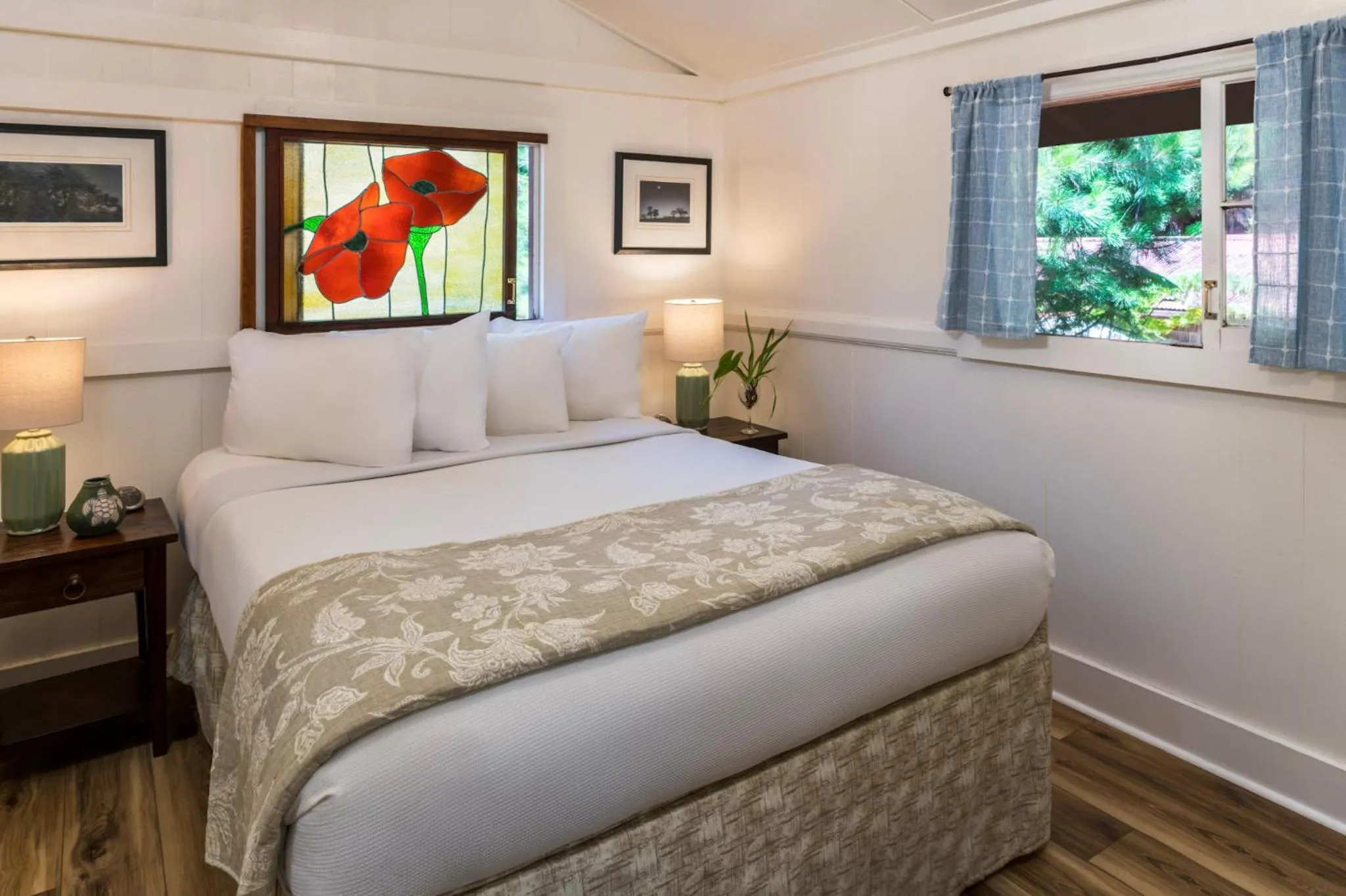 Bed in Volcano Village Estates