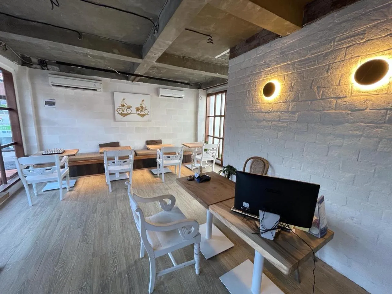 Restaurant/places to eat in La Belle Villa