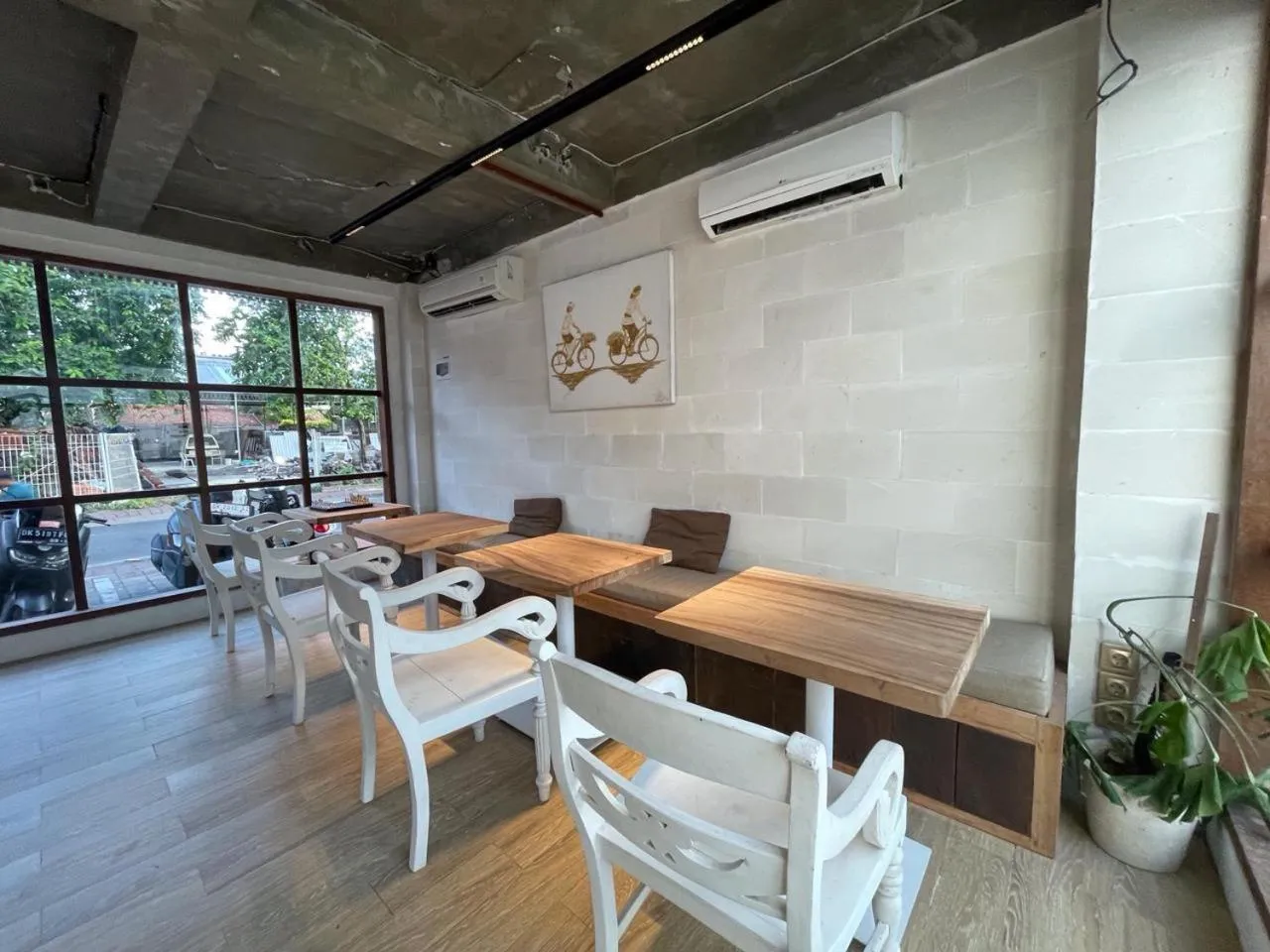 Restaurant/places to eat in La Belle Villa