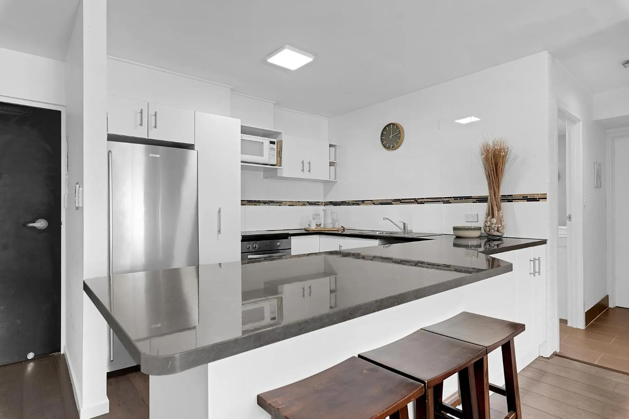Kitchen or kitchenette in Surf Dance Apartments