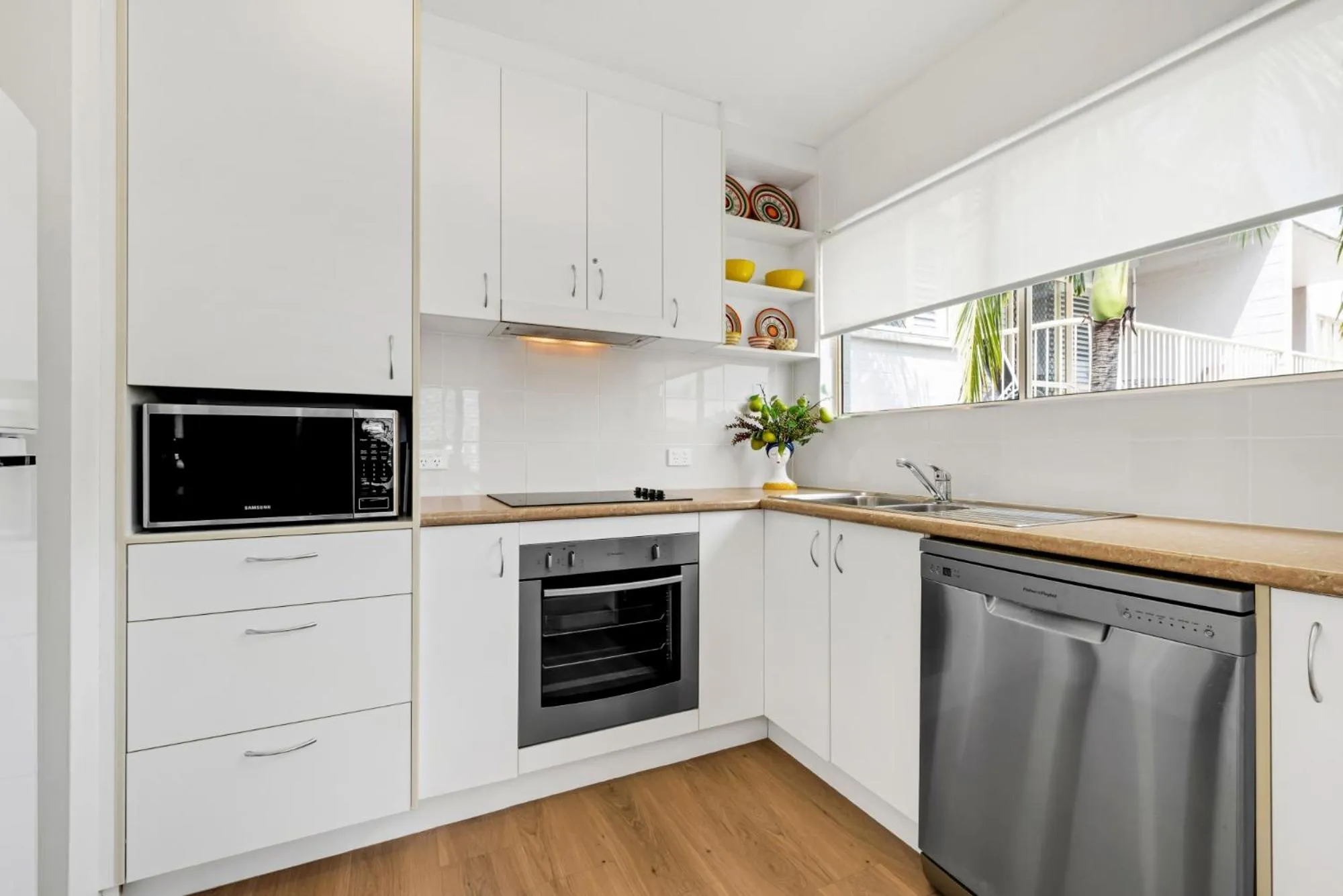 Kitchen or kitchenette in Surf Dance Apartments