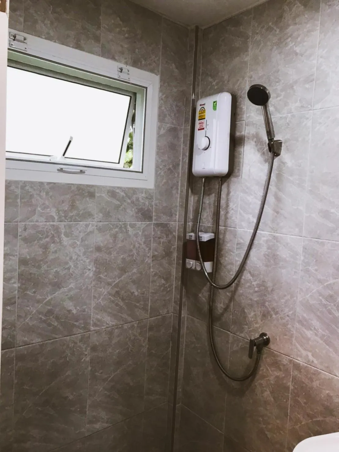 Shower in Akantuka Homestay