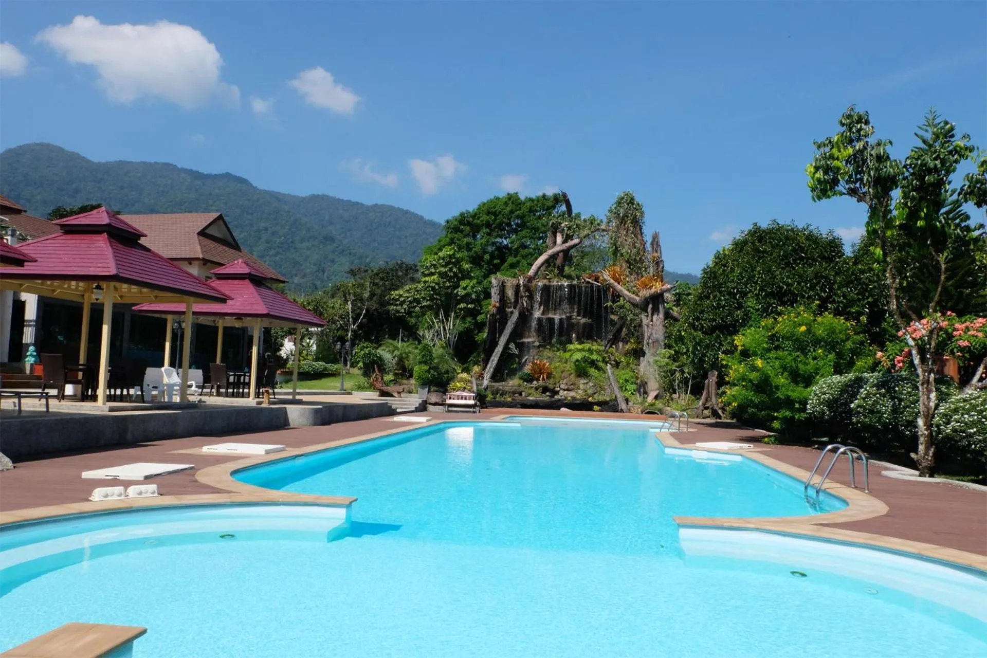 Swimming pool in Akantuka Homestay