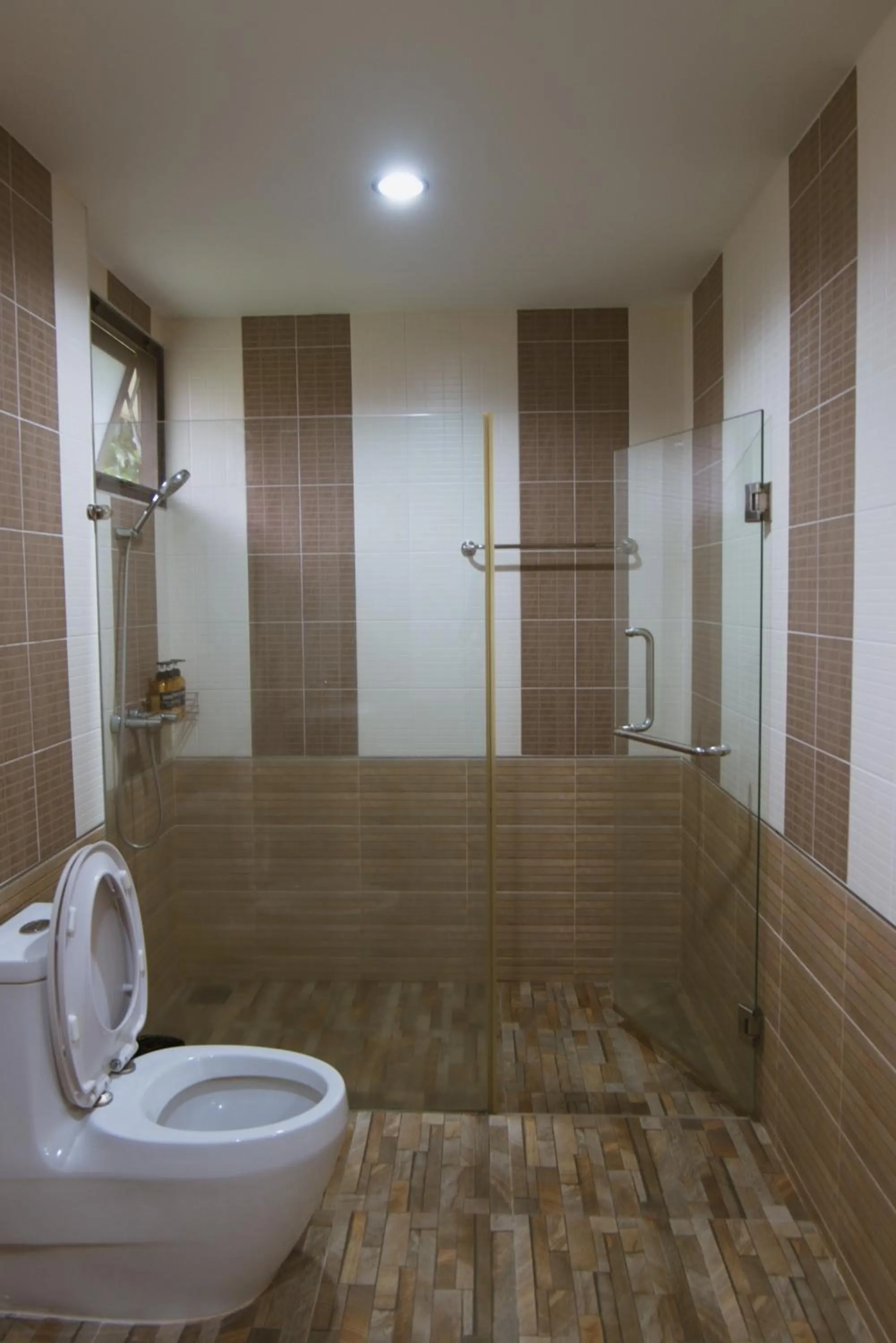 Shower in Akantuka Homestay