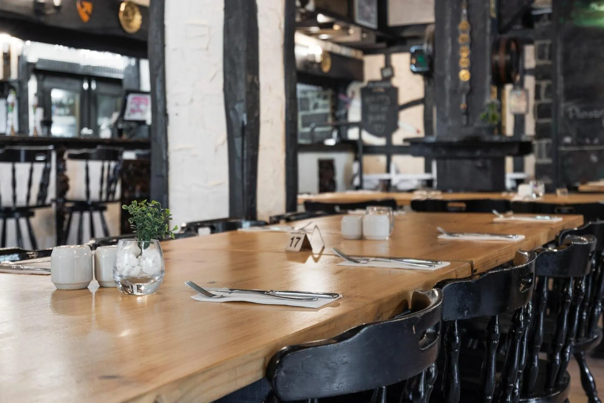 Restaurant/places to eat in The Fox and Hounds Historic Hotel