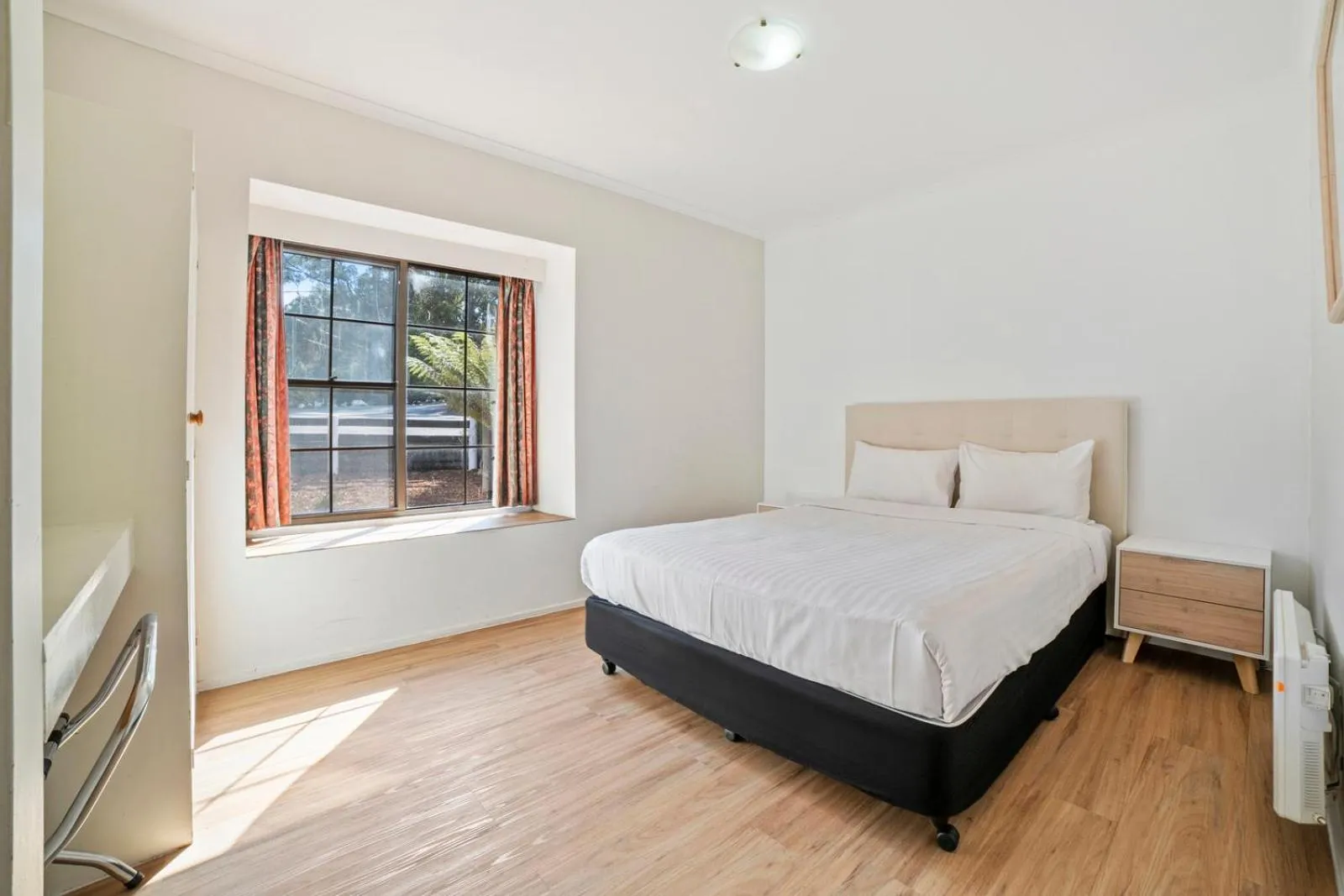 Bedroom, Bed in The Fox and Hounds Historic Hotel
