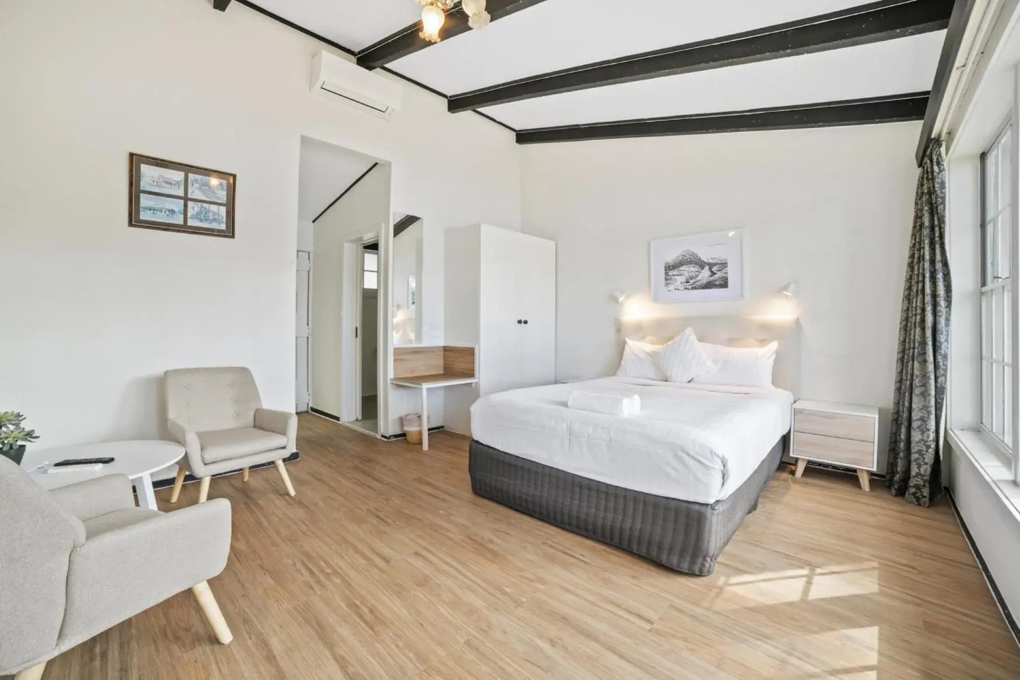 Queen Room with Garden View in The Fox and Hounds Historic Hotel Queen Room with Garden View in The Fox and Hounds Historic Hotel