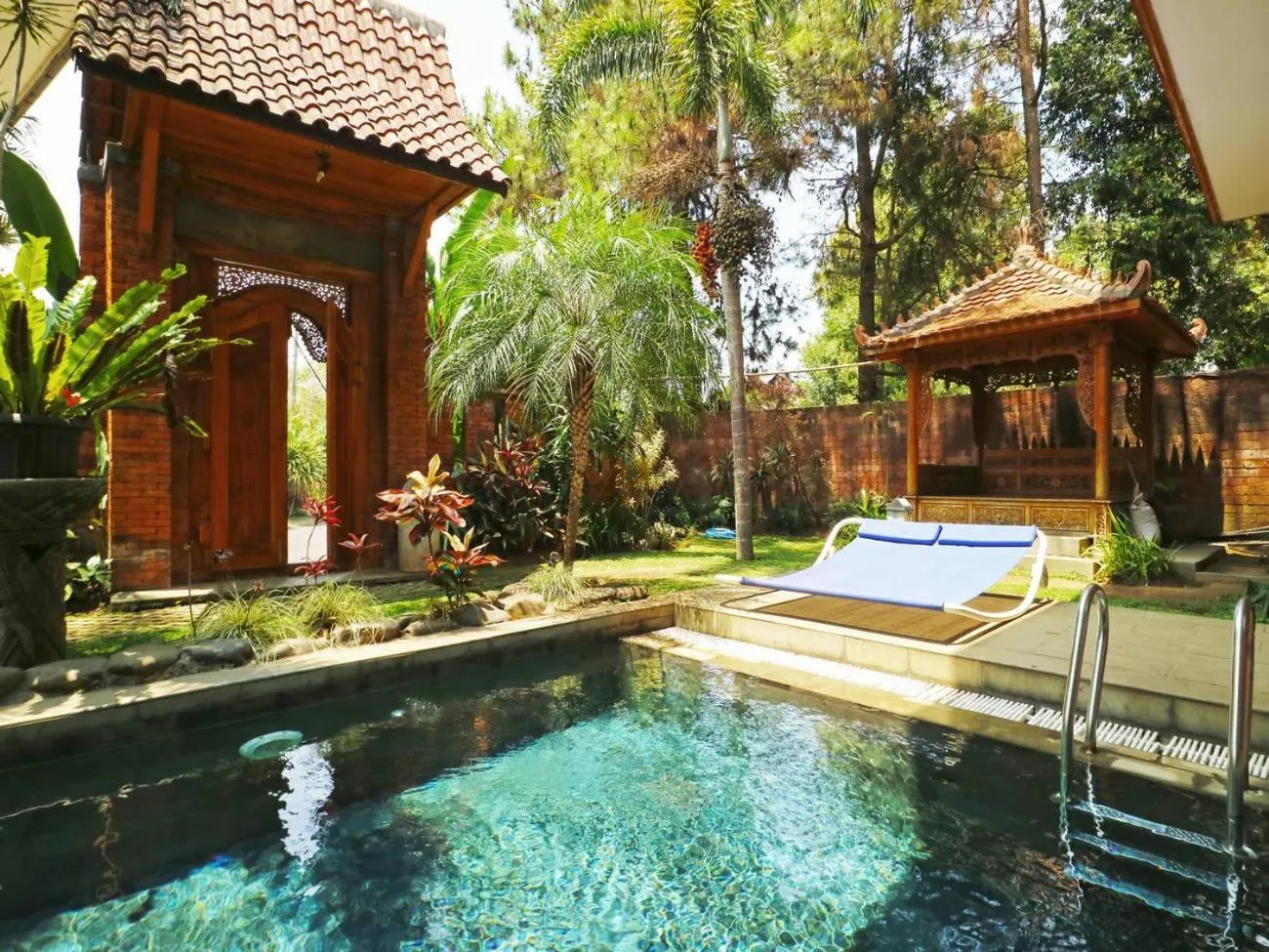 Swimming pool in Villa Gardenia Bandung