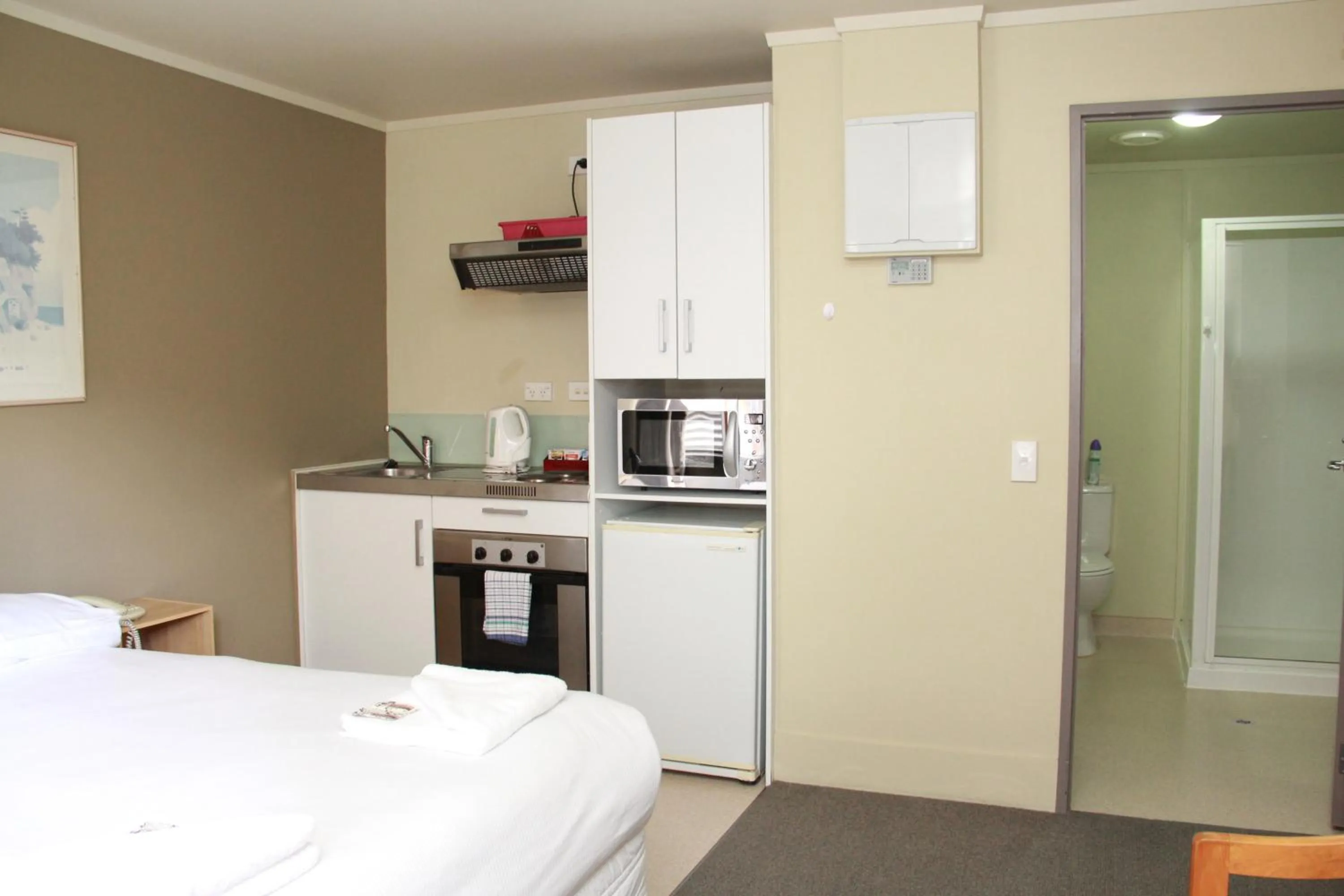 Photo of the whole room, Bed in Nikau Apartments