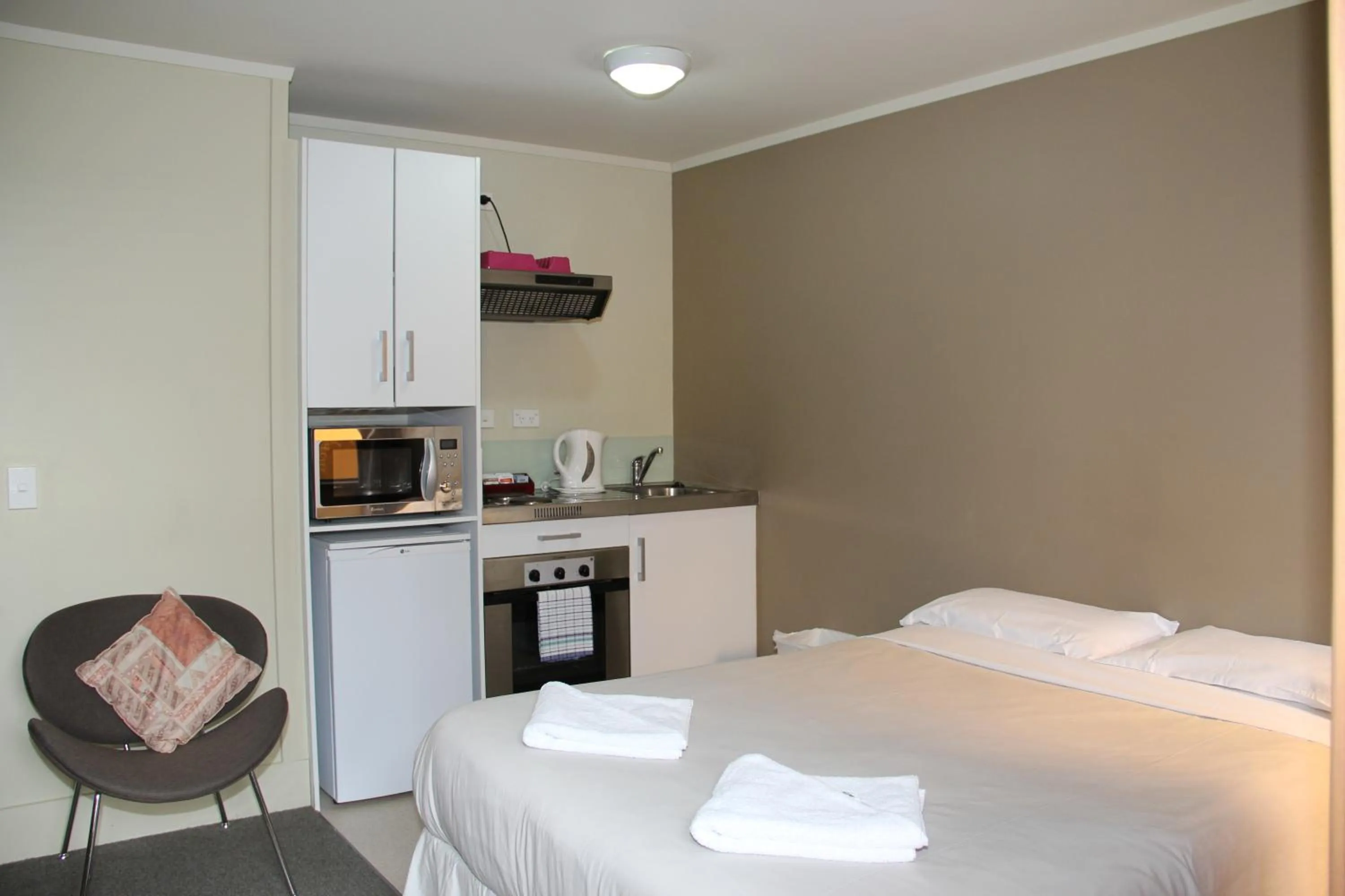 Bedroom, Bed in Nikau Apartments