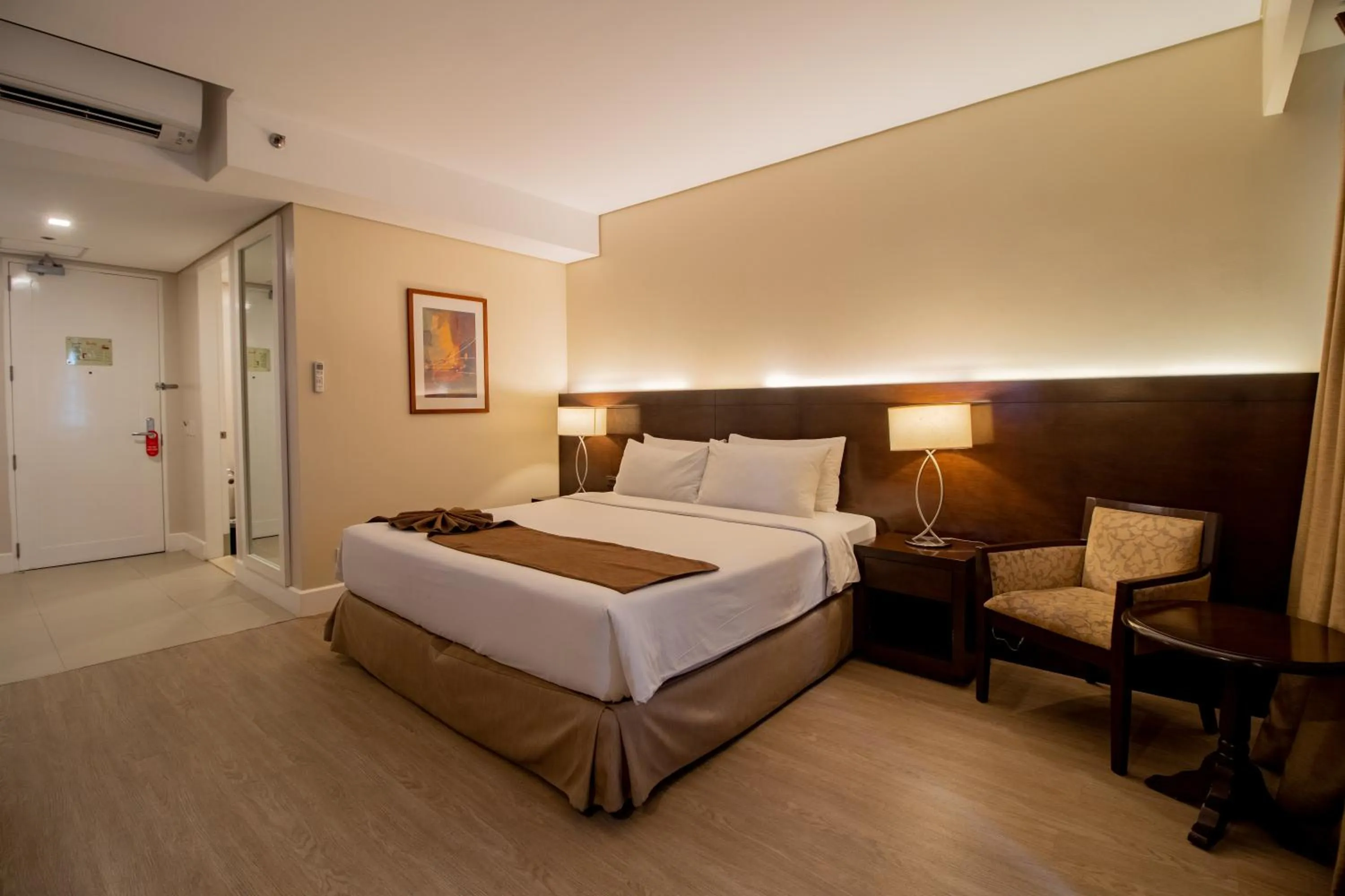 Bedroom, Bed in Harolds Hotel Cebu