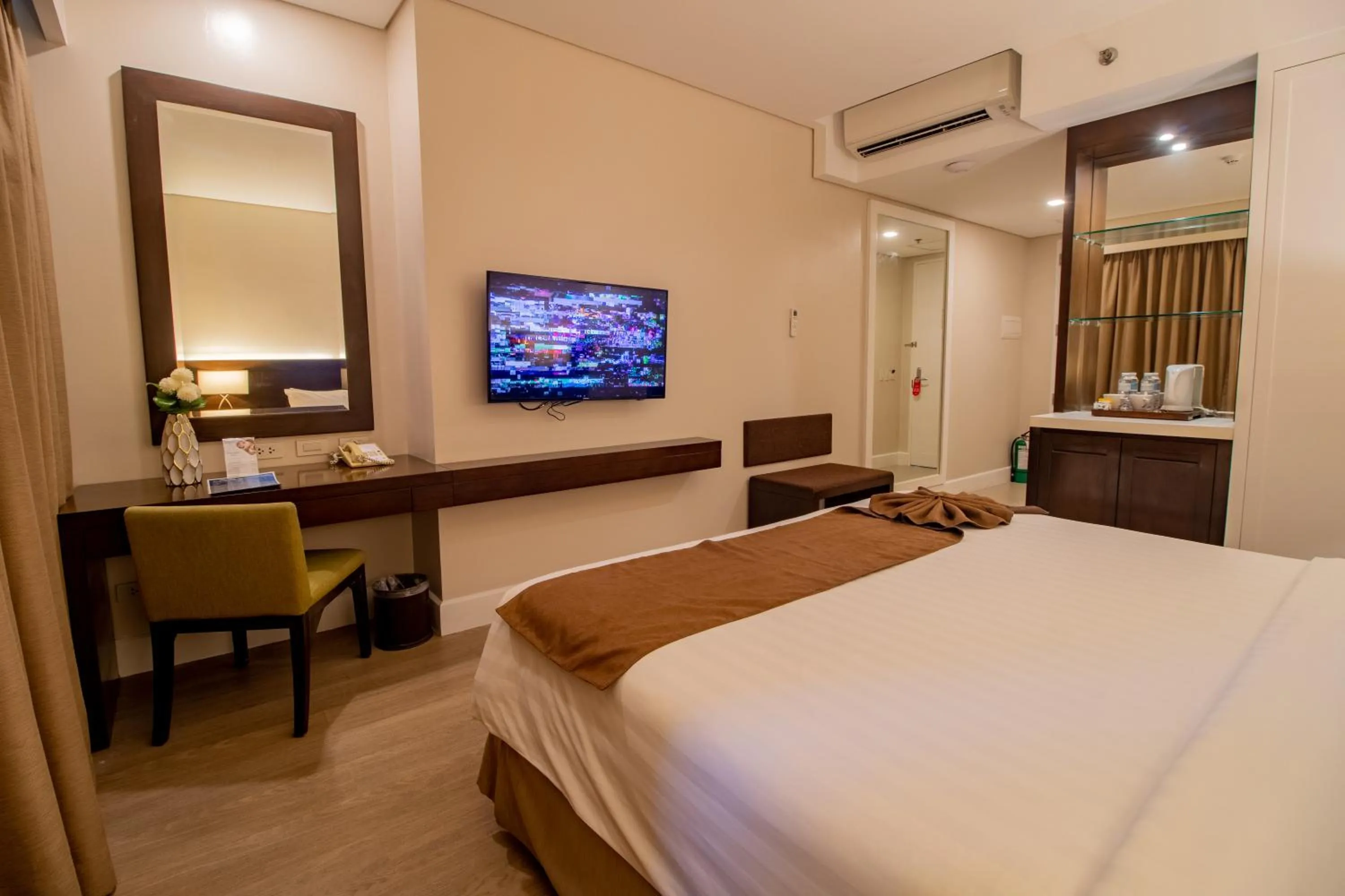 Bedroom, Bed in Harolds Hotel Cebu