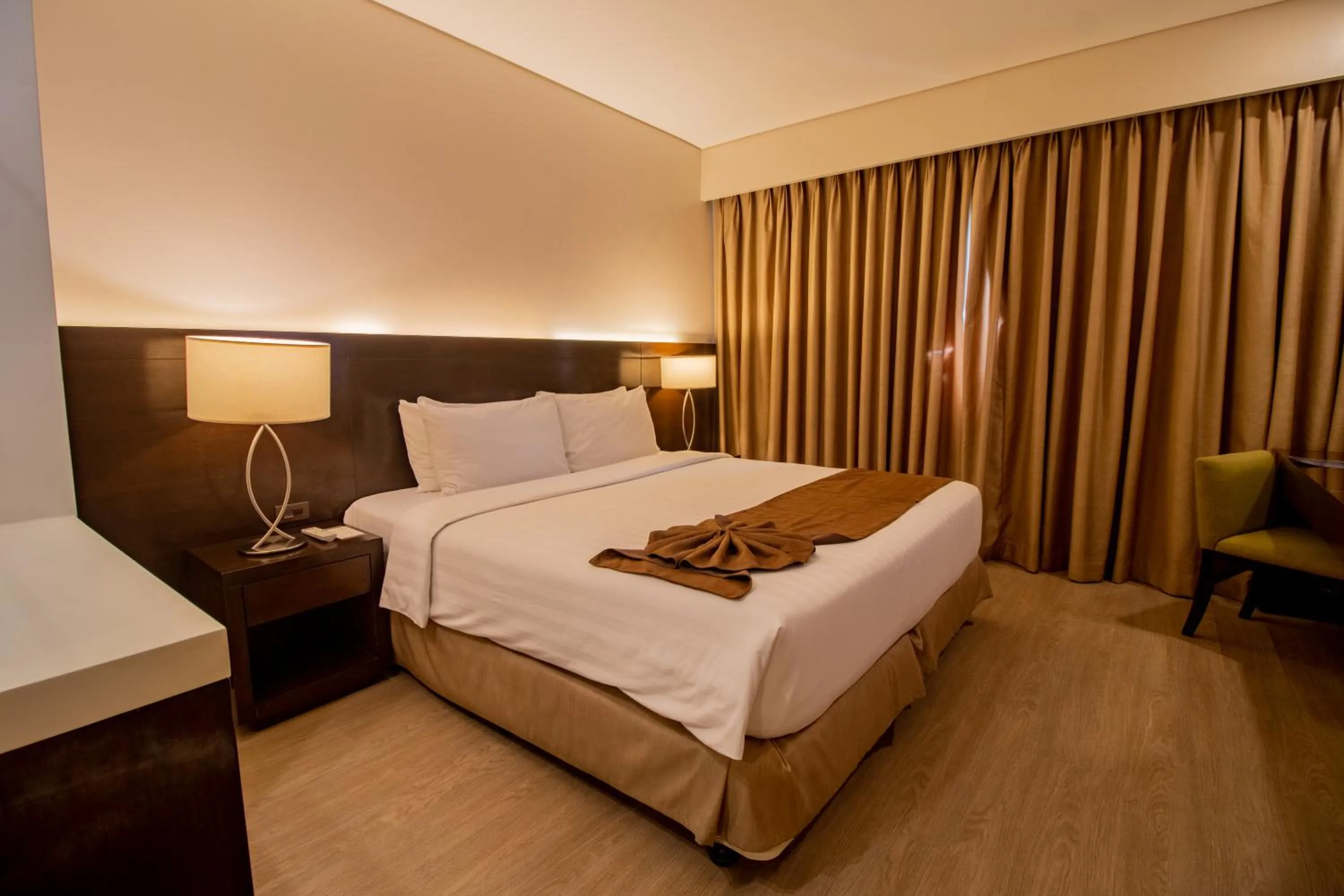 Bedroom, Bed in Harolds Hotel Cebu