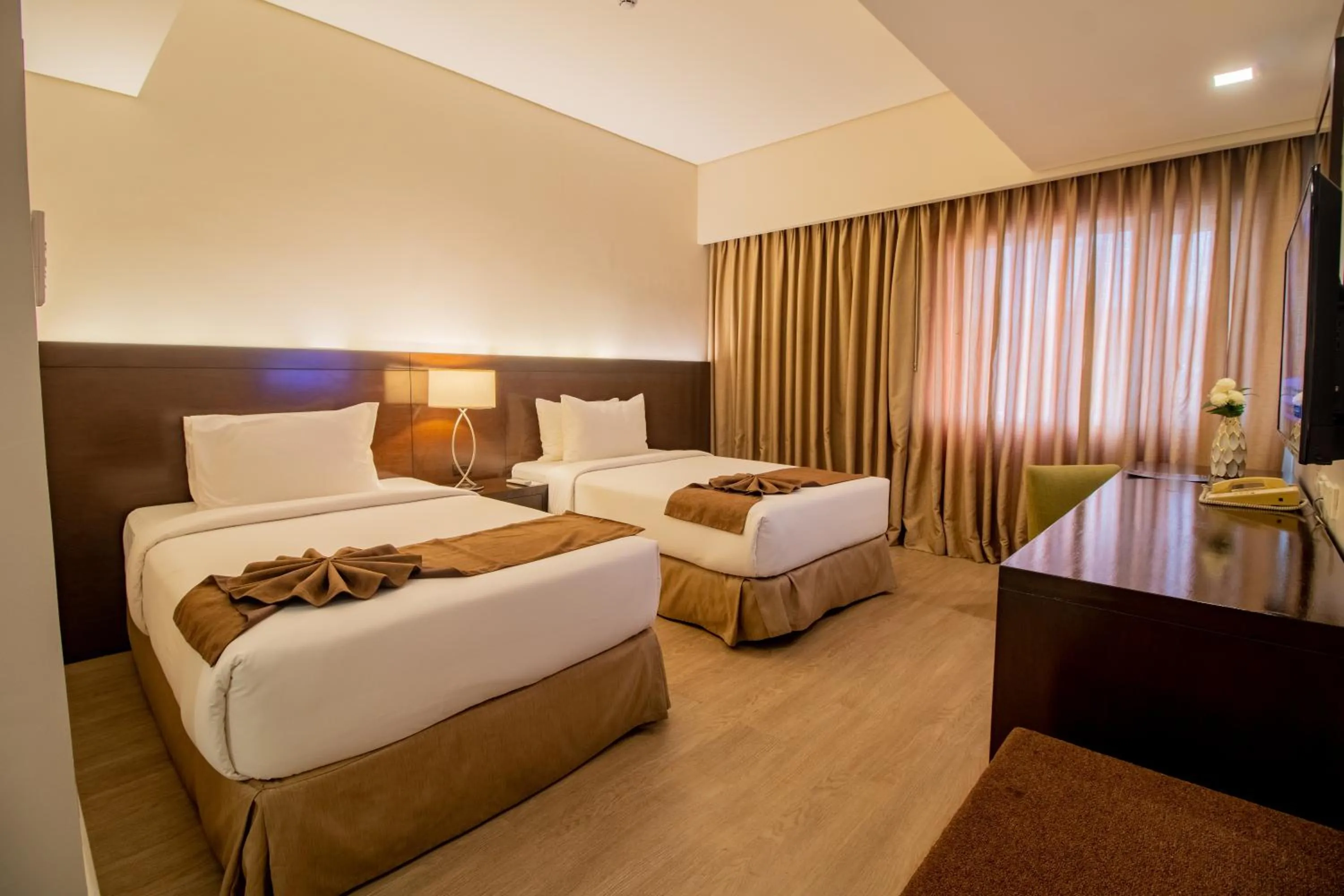 Bedroom, Bed in Harolds Hotel Cebu