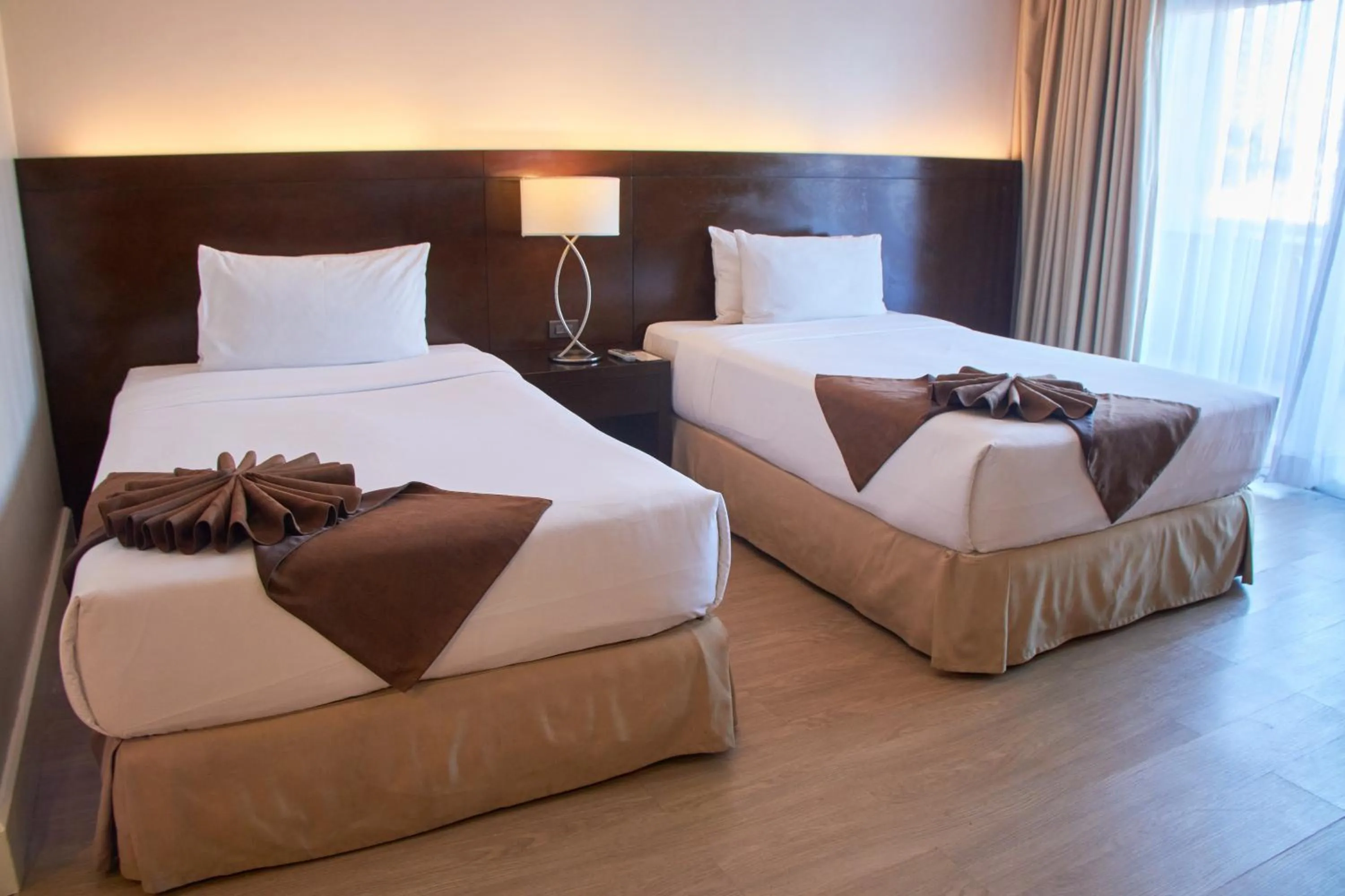 Bedroom, Bed in Harolds Hotel Cebu