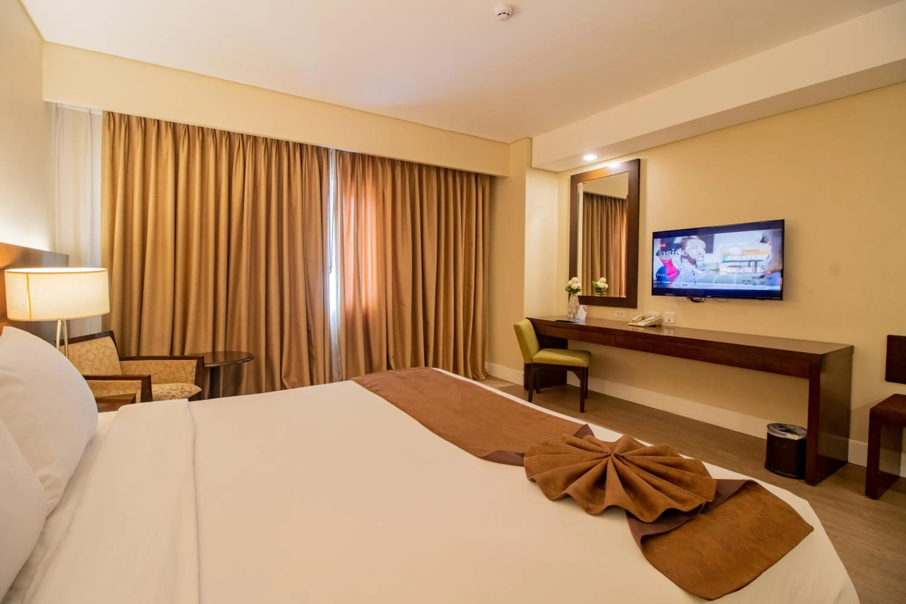 Bedroom, Bed in Harolds Hotel Cebu