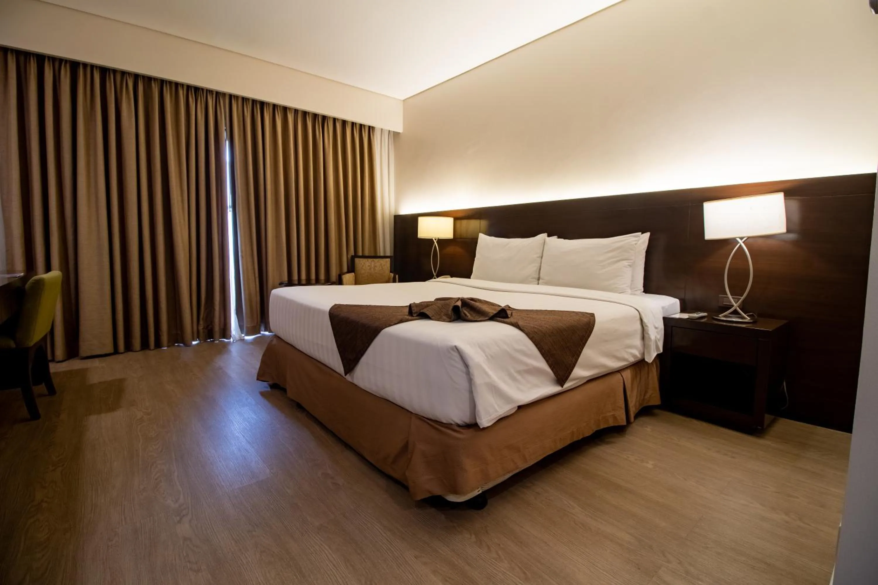 Bedroom, Bed in Harolds Hotel Cebu