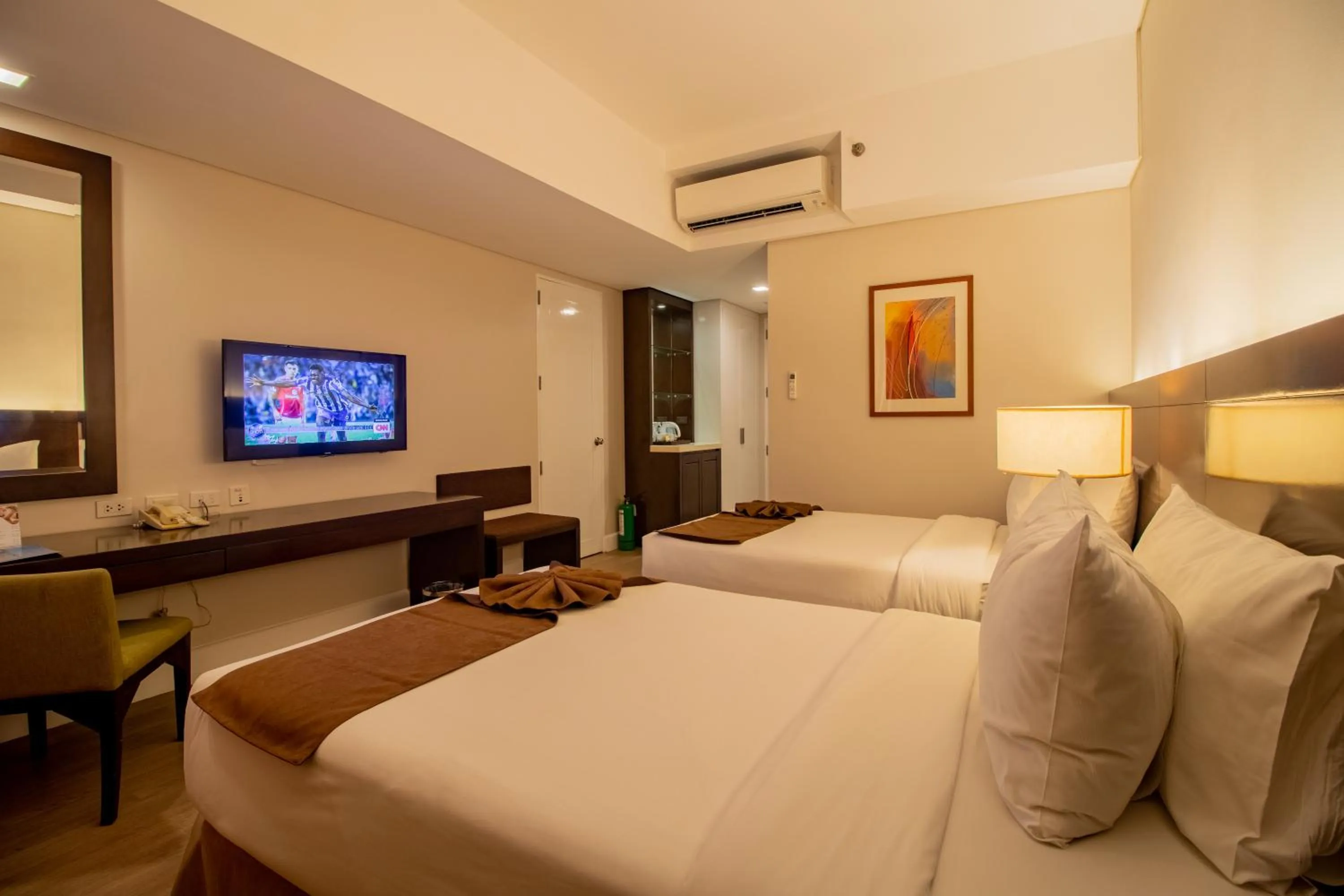 Bedroom, Bed in Harolds Hotel Cebu