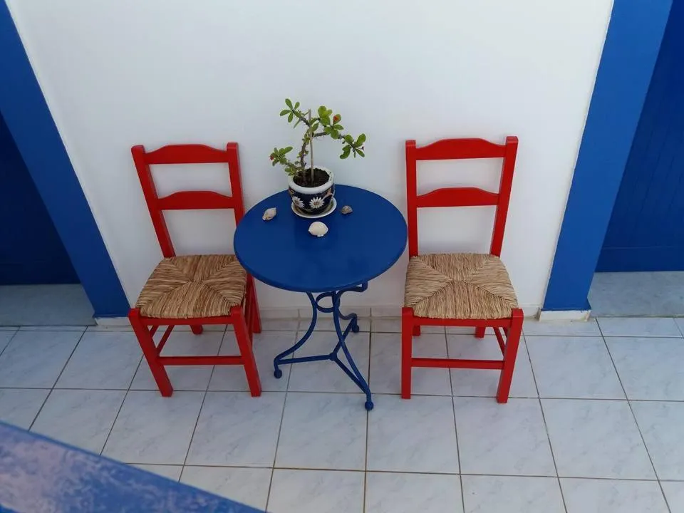 Decorative detail in Psaras Apartments