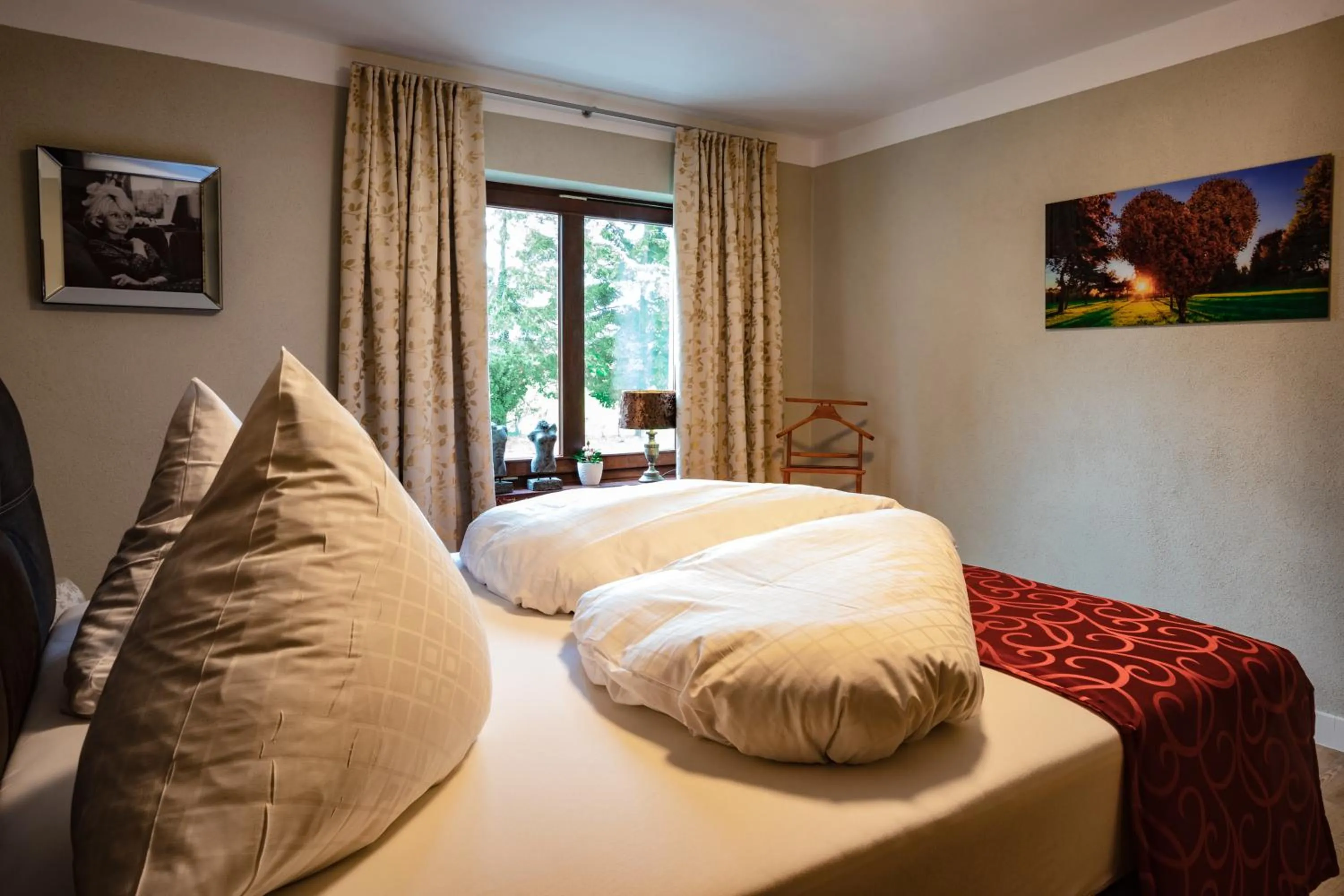 Photo of the whole room, Bed in Hofgut Held