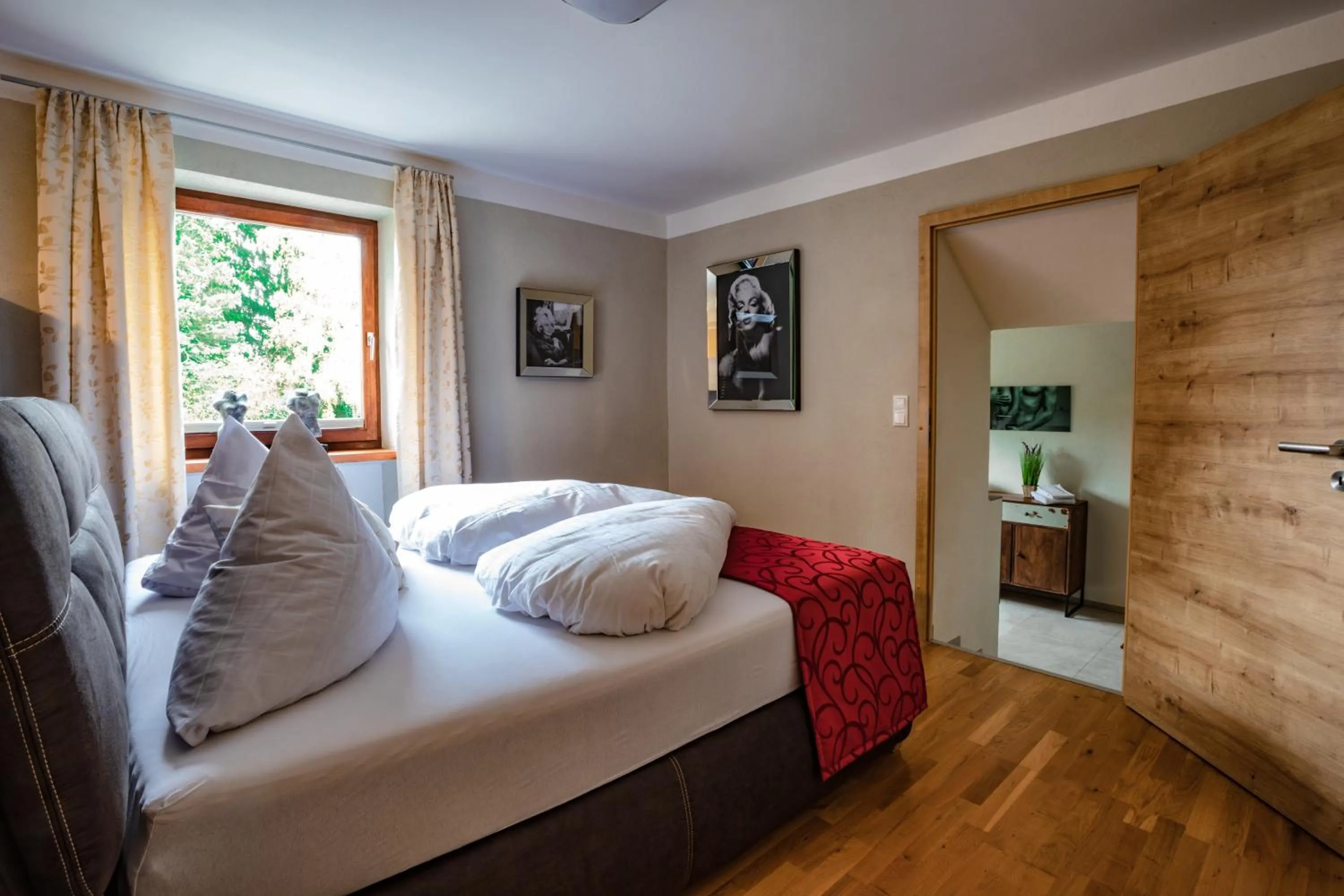 Photo of the whole room, Bed in Hofgut Held