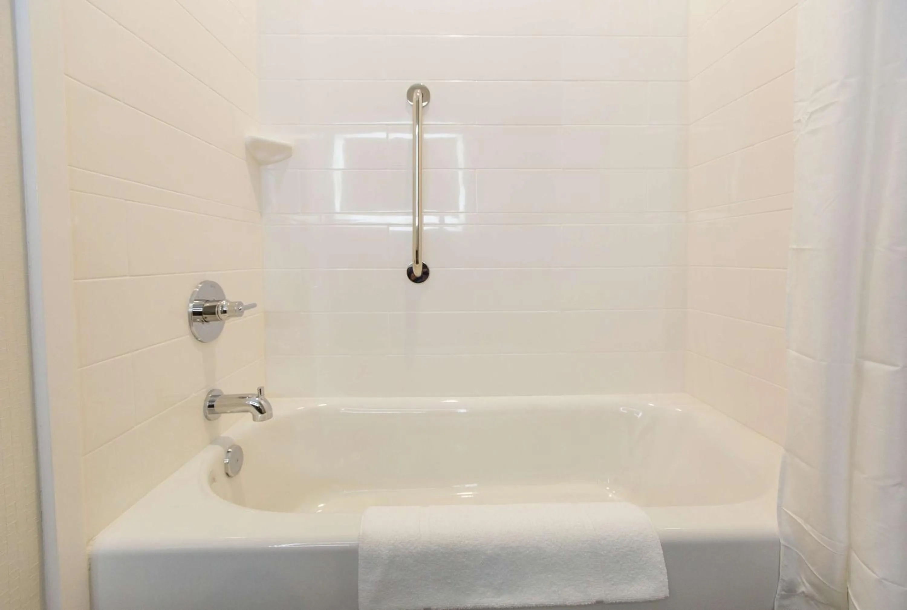 Bathroom in Hampton Inn Mustang