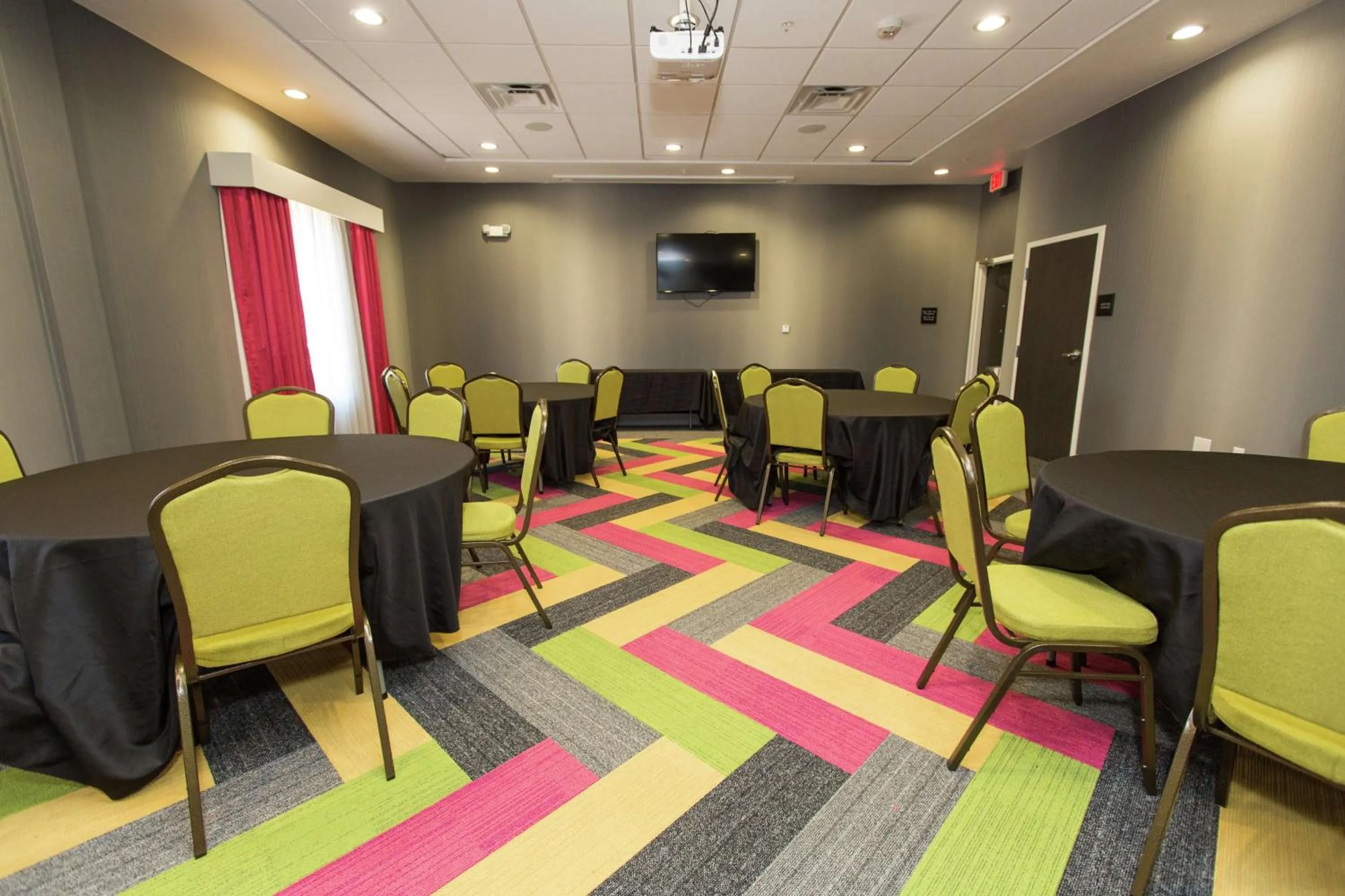 Meeting/conference room in Hampton Inn Mustang