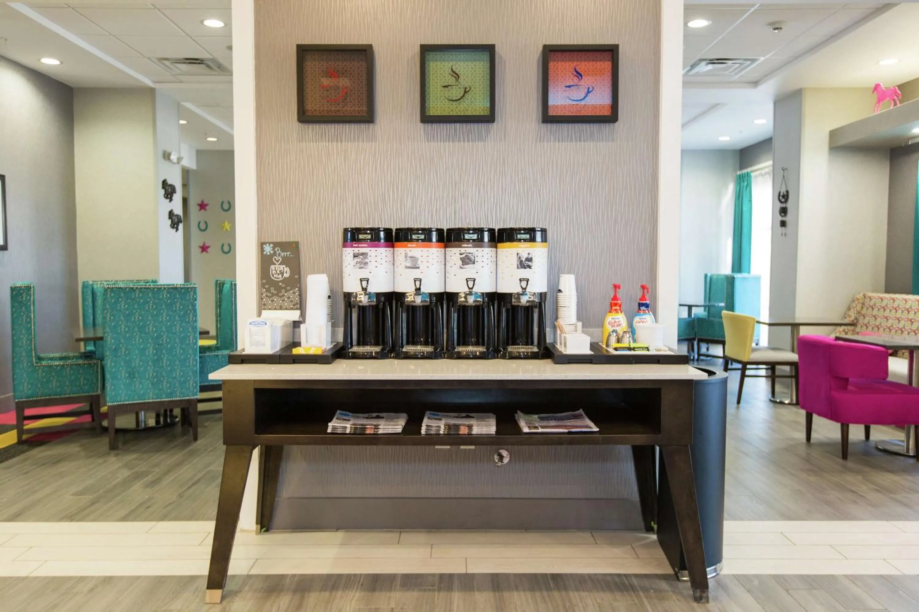 Dining area in Hampton Inn Mustang