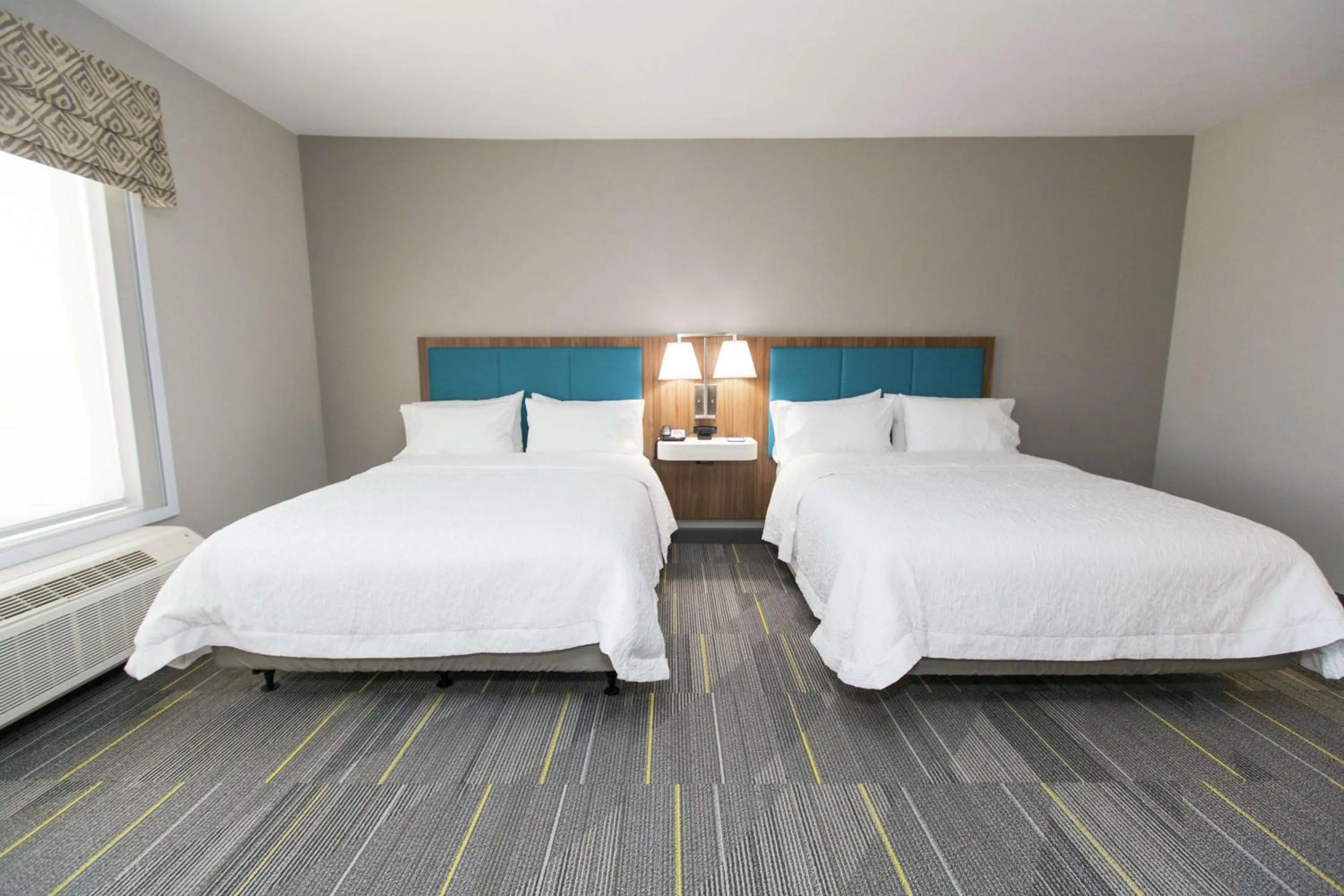 Bed in Hampton Inn Mustang