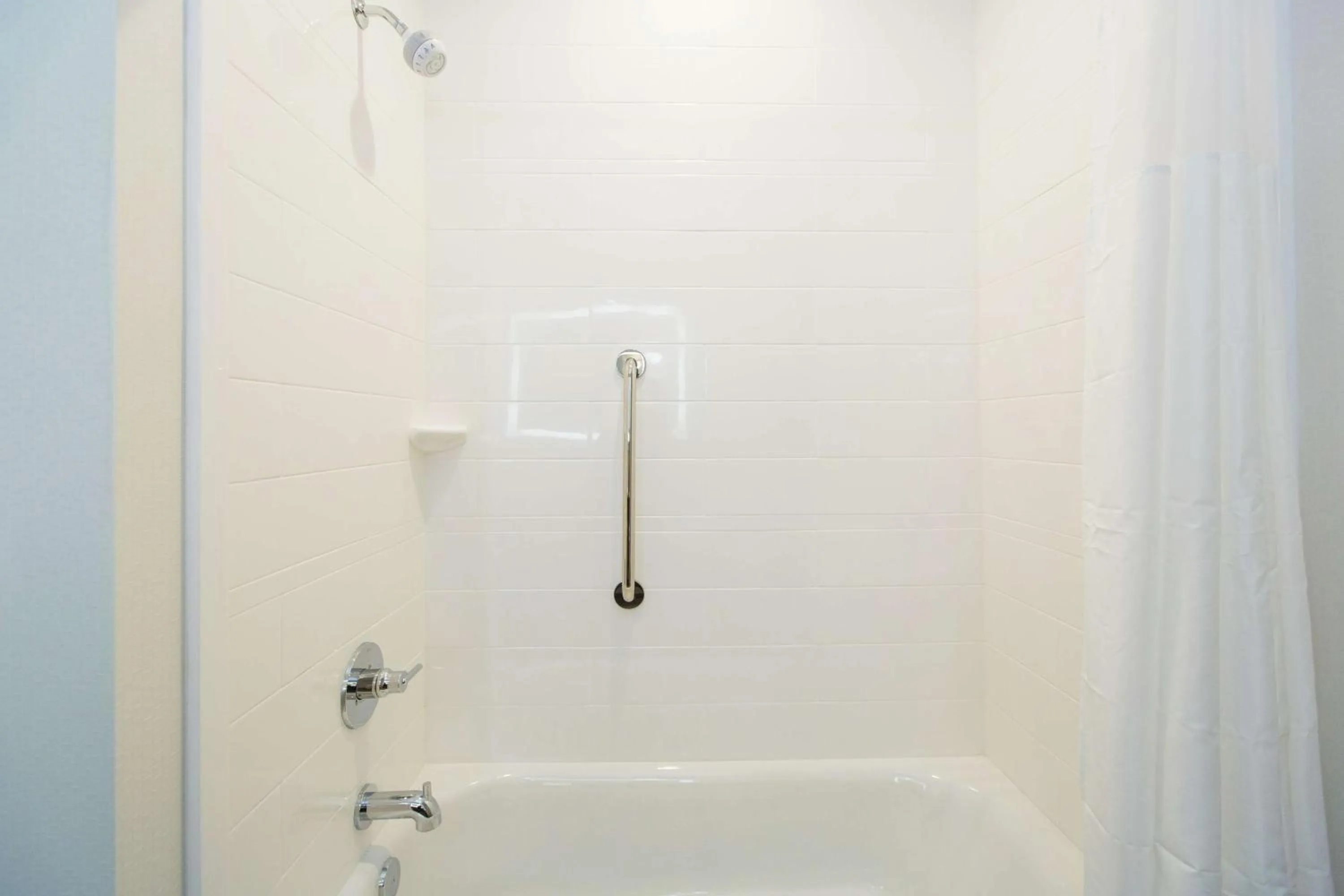 Bathroom in Hampton Inn Mustang