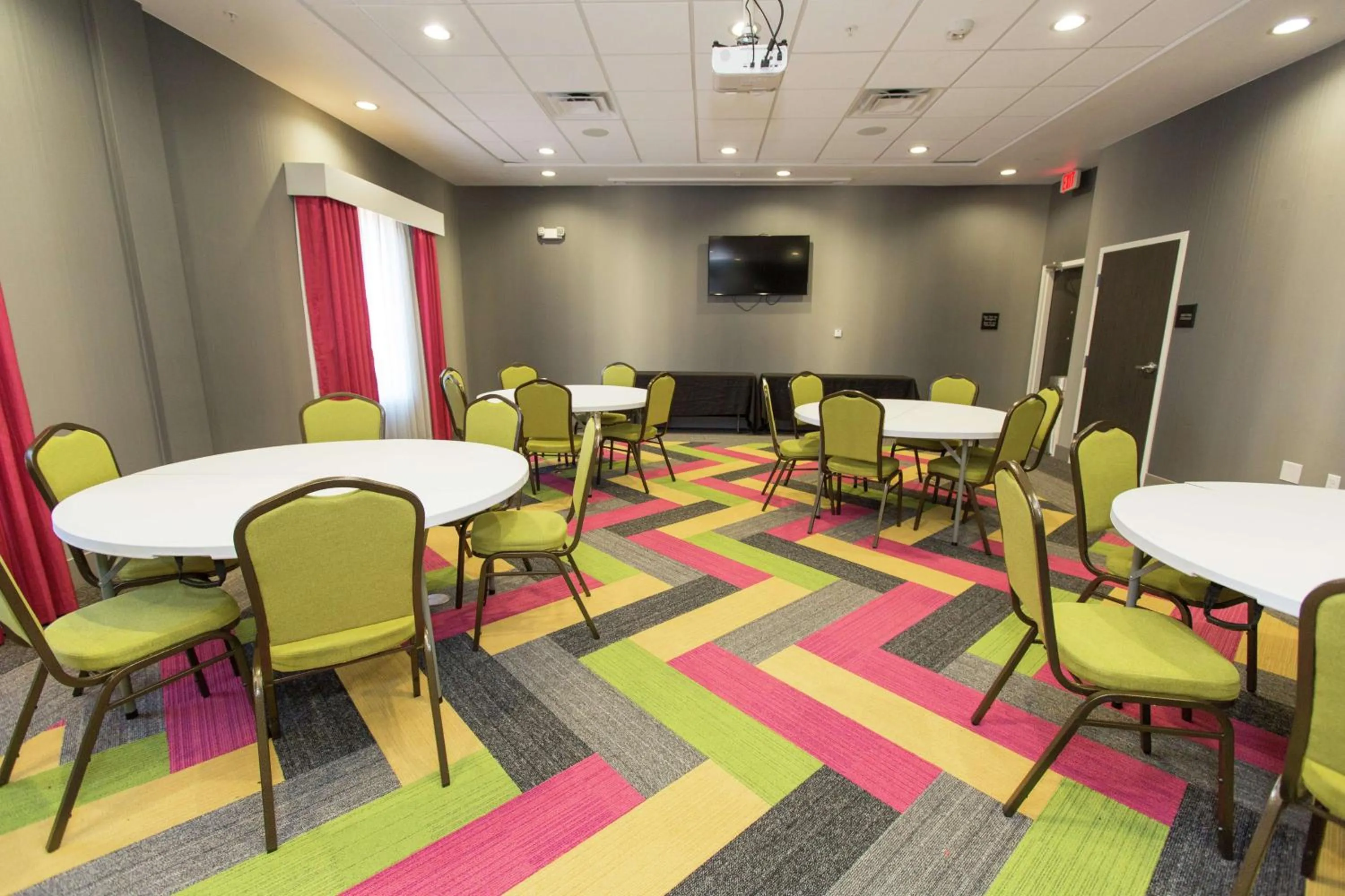 Meeting/conference room in Hampton Inn Mustang