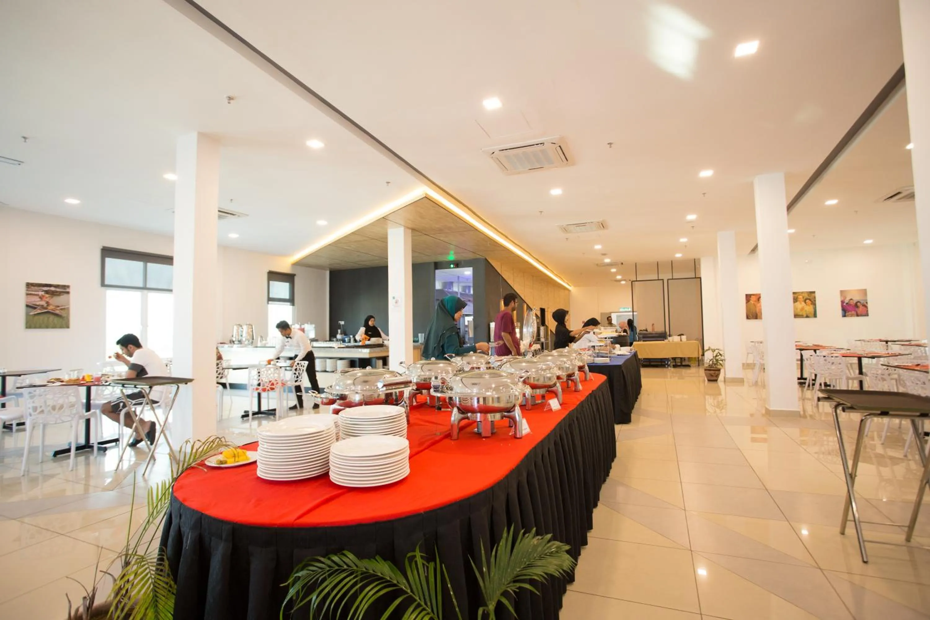 Restaurant/places to eat in Hotel Adya Express Chenang
