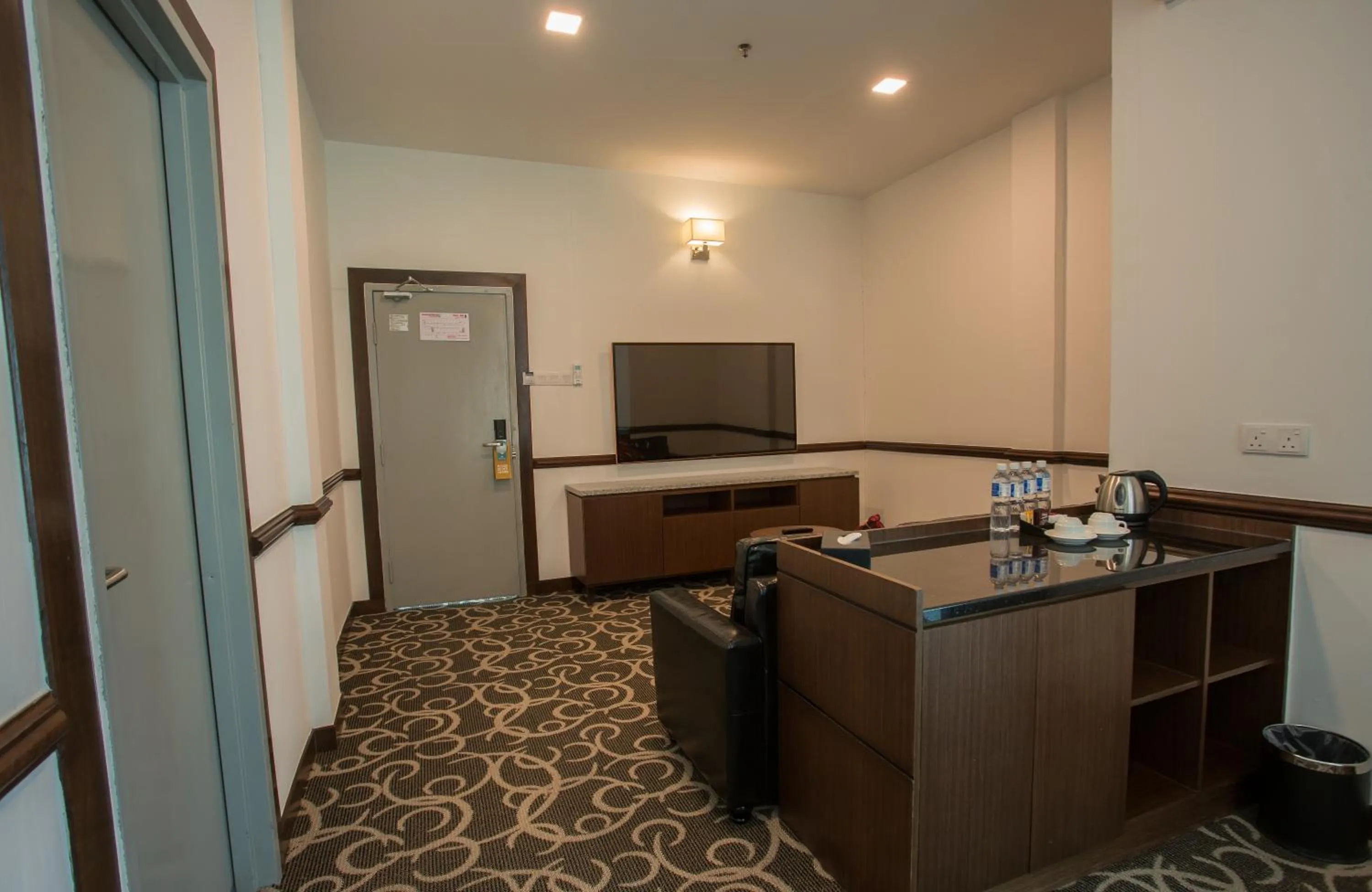 TV and multimedia in Hotel Adya Express Chenang