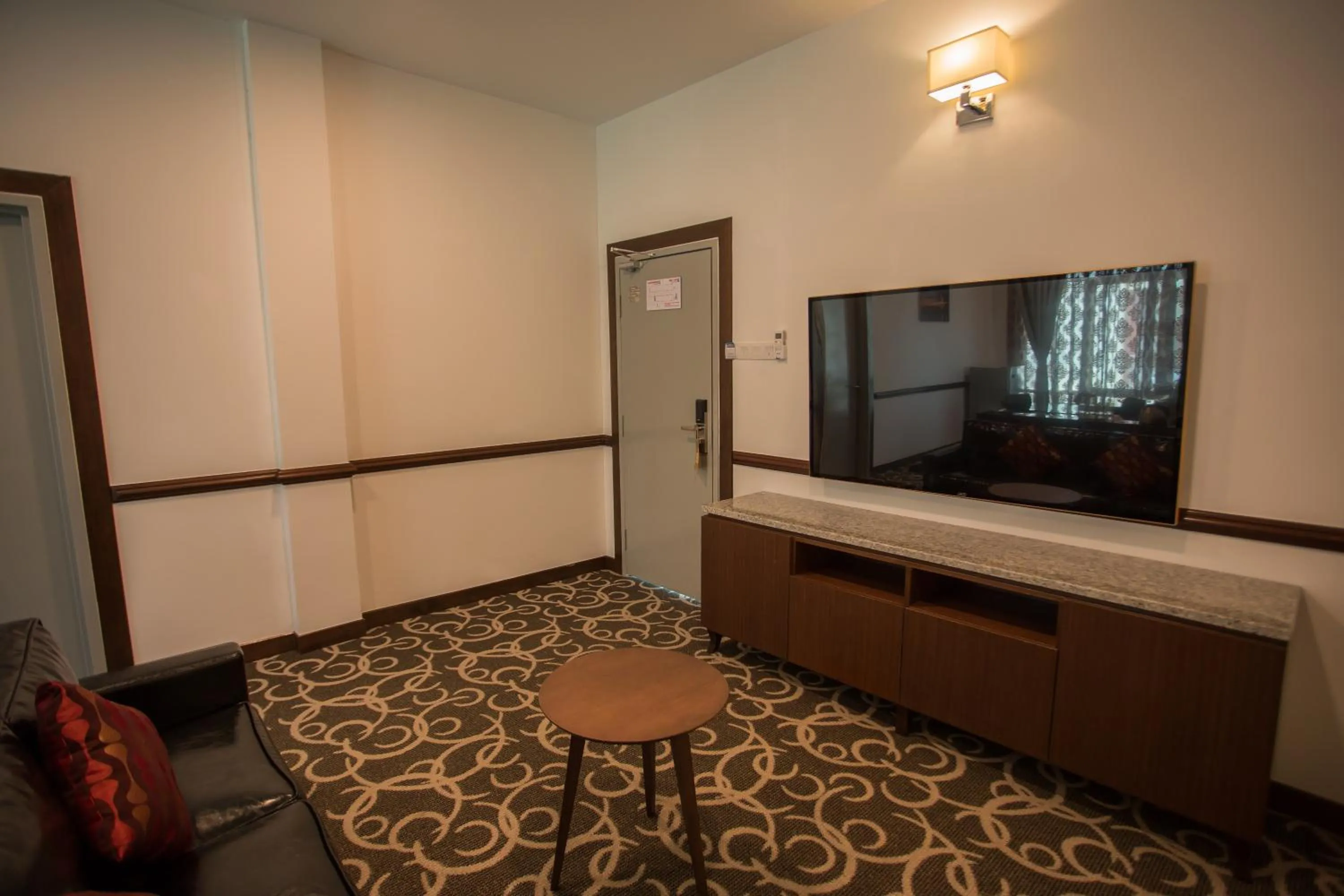 TV and multimedia in Hotel Adya Express Chenang