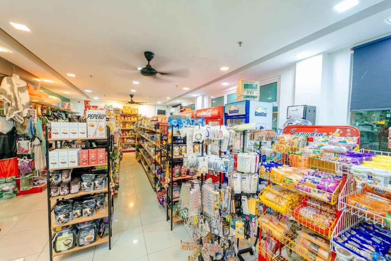Supermarket/grocery shop in Hotel Adya Express Chenang
