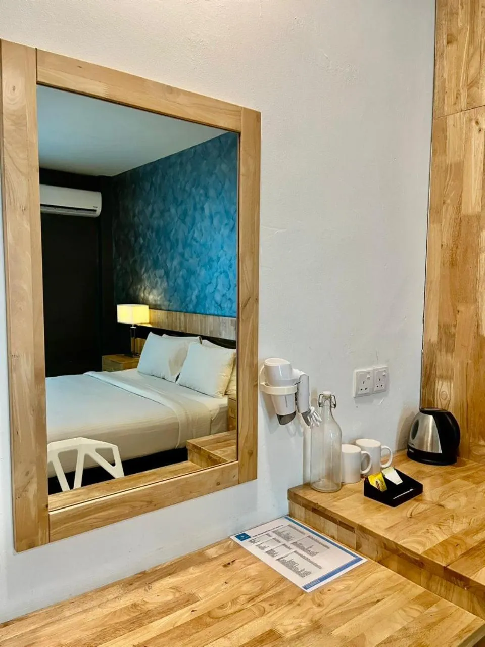 Coffee/tea facilities, Bed in Hotel Adya Express Chenang