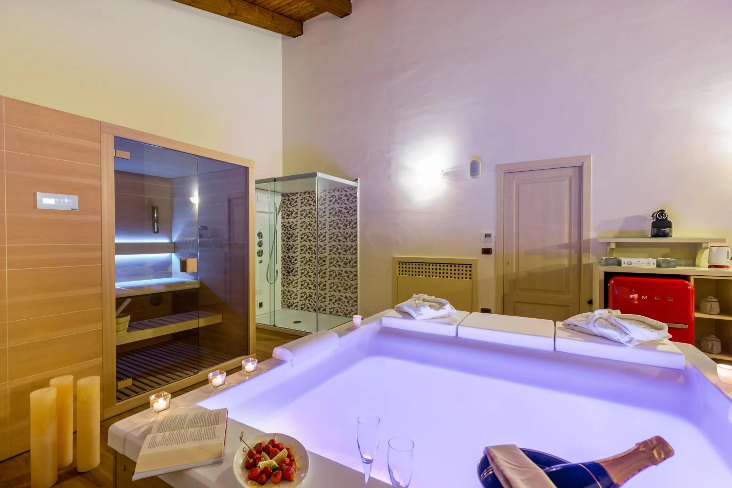 Hot Tub in Hotel Sa Cheya Relais & Spa