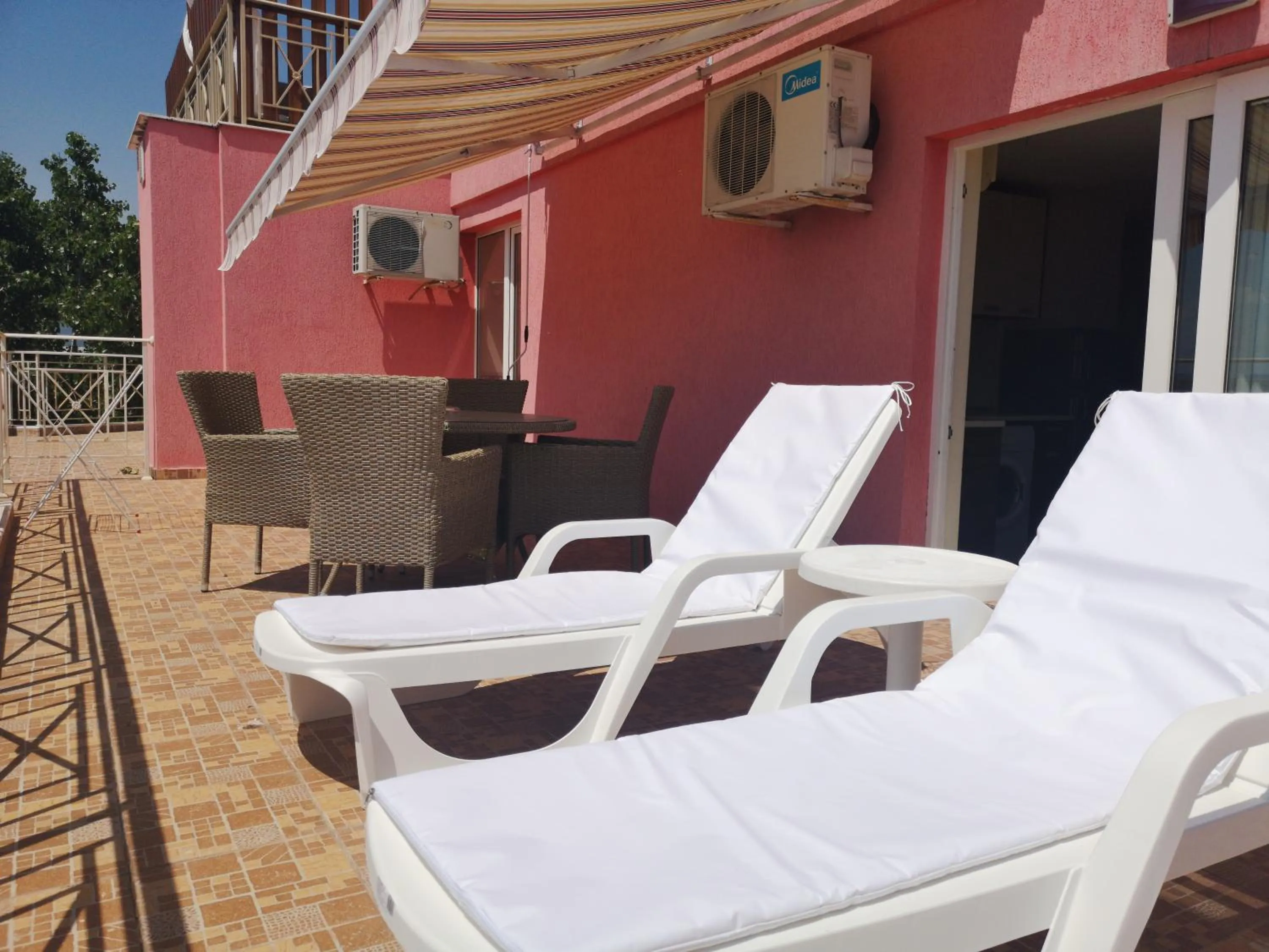 Rose Garden Omax Apartments