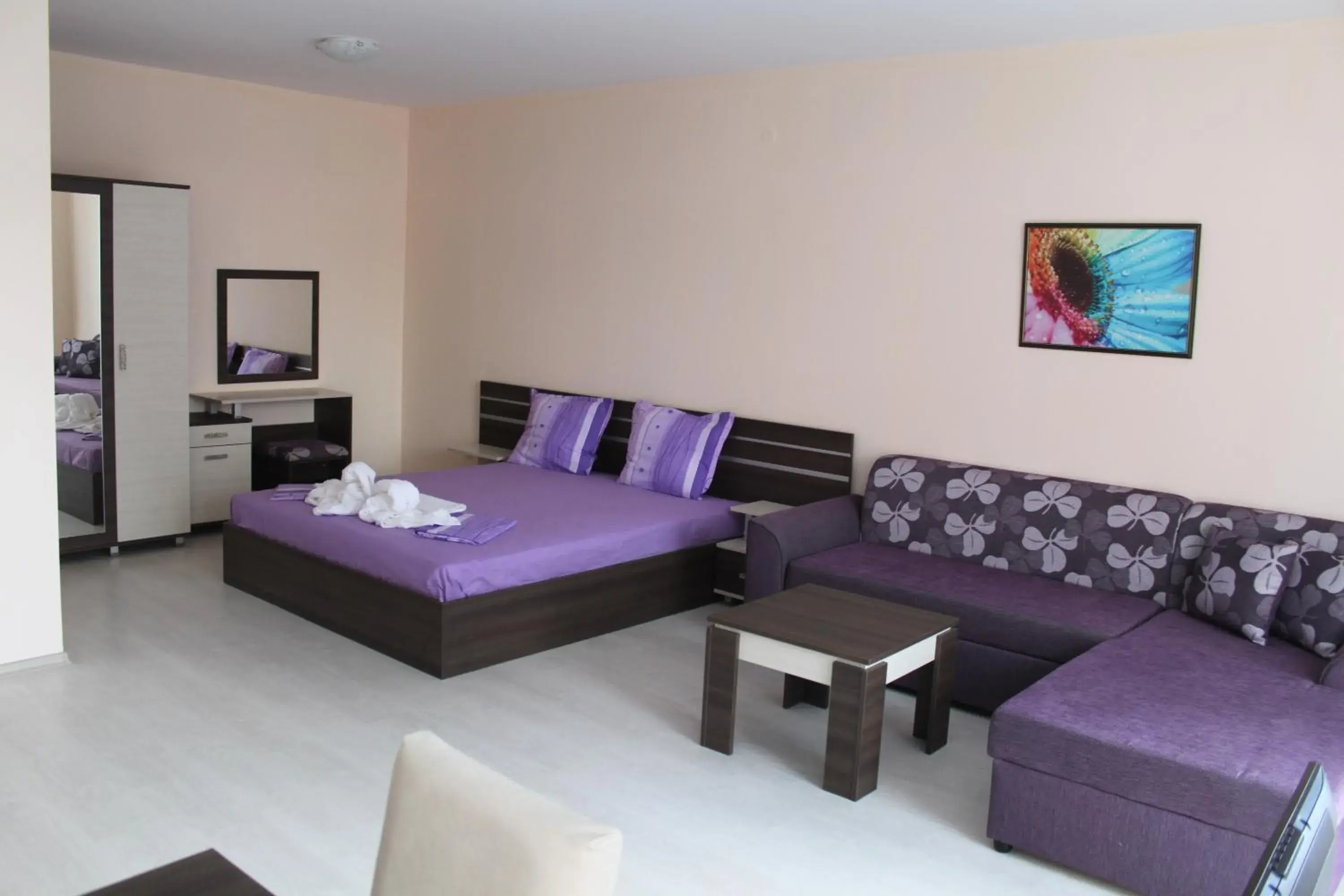 Family Studio with Balcony in Rose Garden Omax Apartments Family Studio with Balcony in Rose Garden Omax Apartments