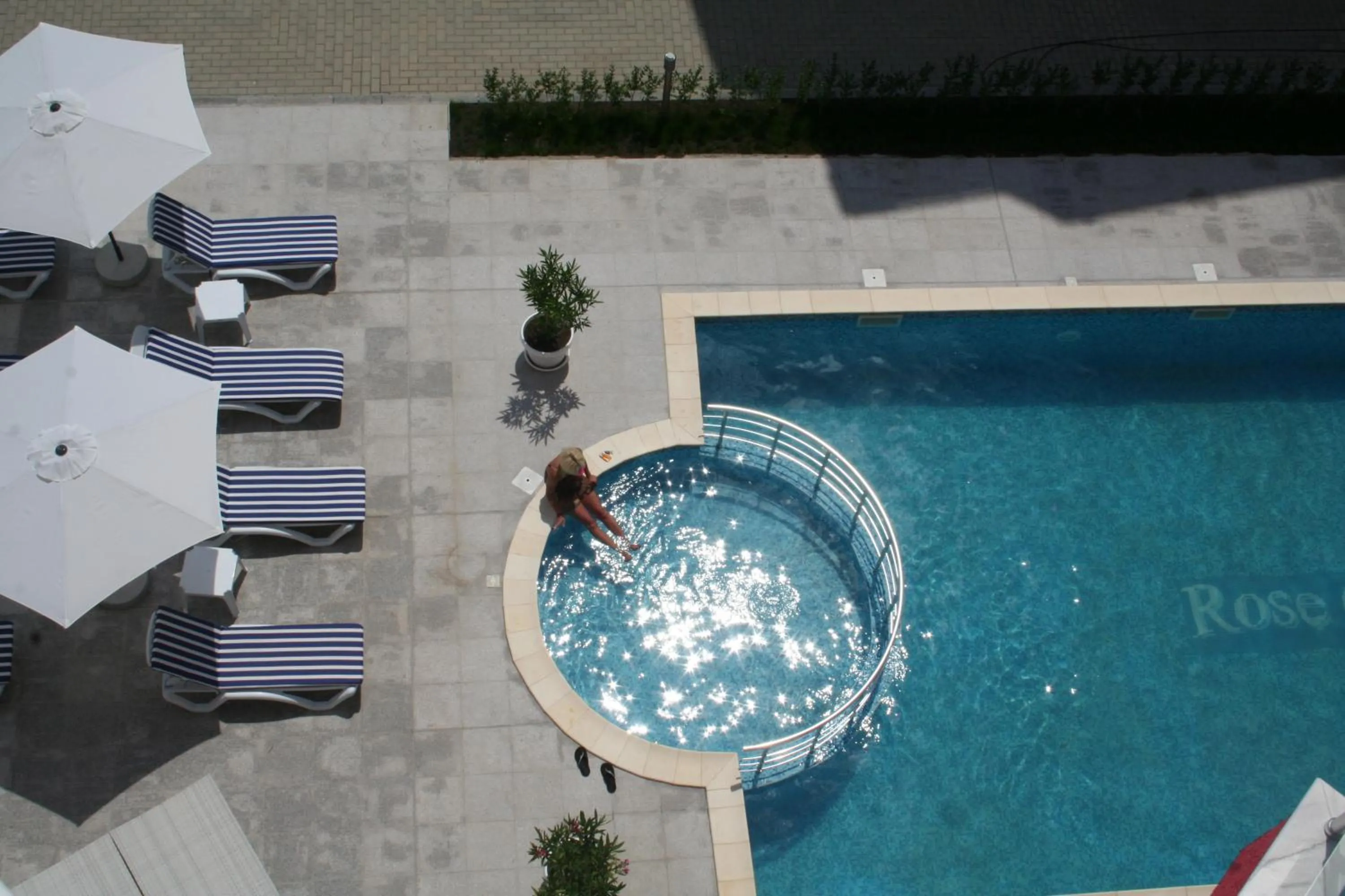 Day in Rose Garden Omax Apartments