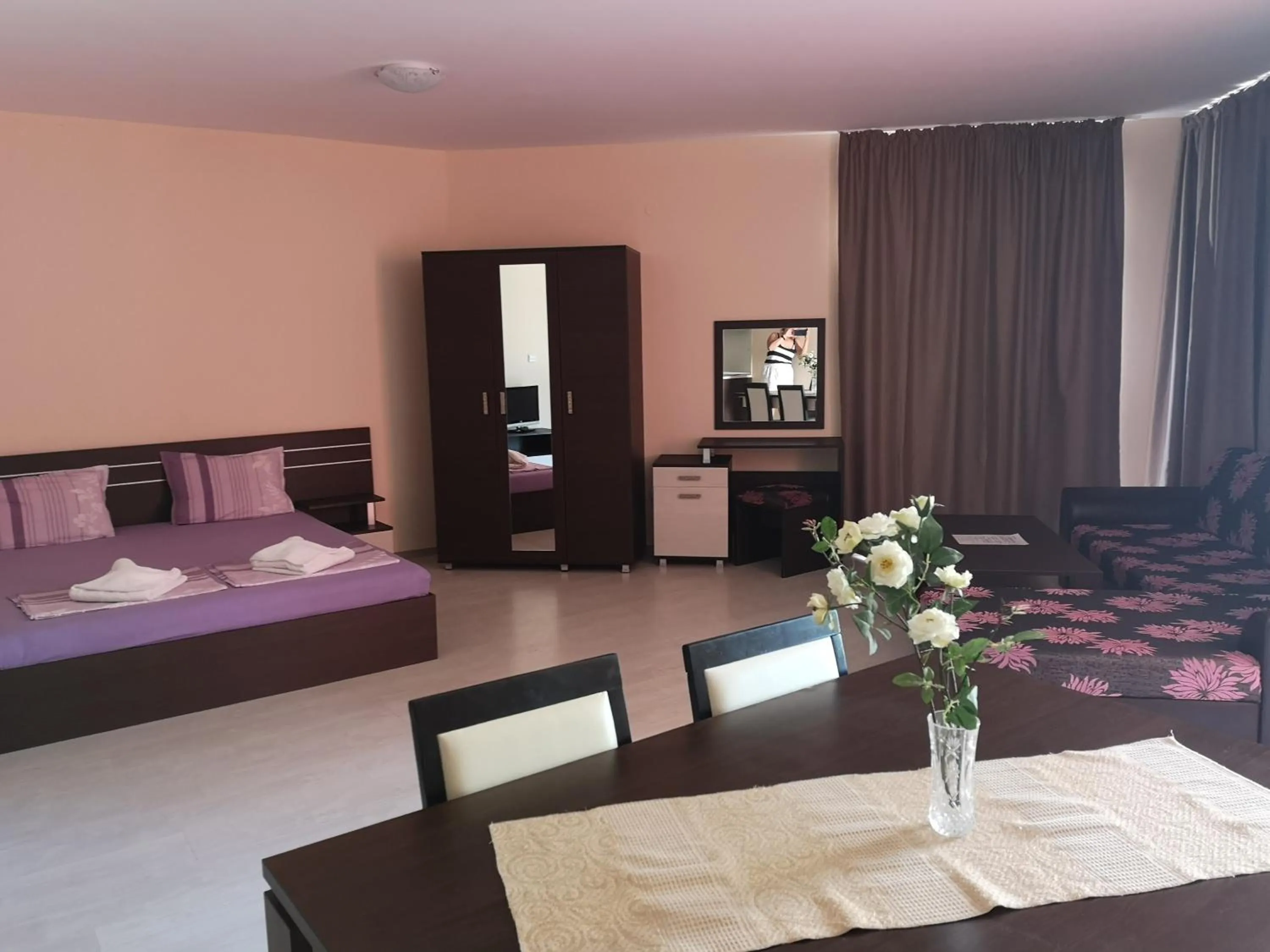 Bed in Rose Garden Omax Apartments