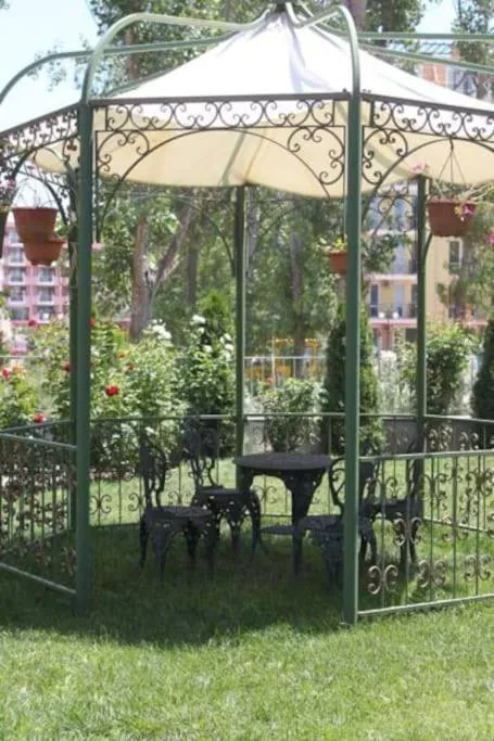 Rose Garden Omax Apartments