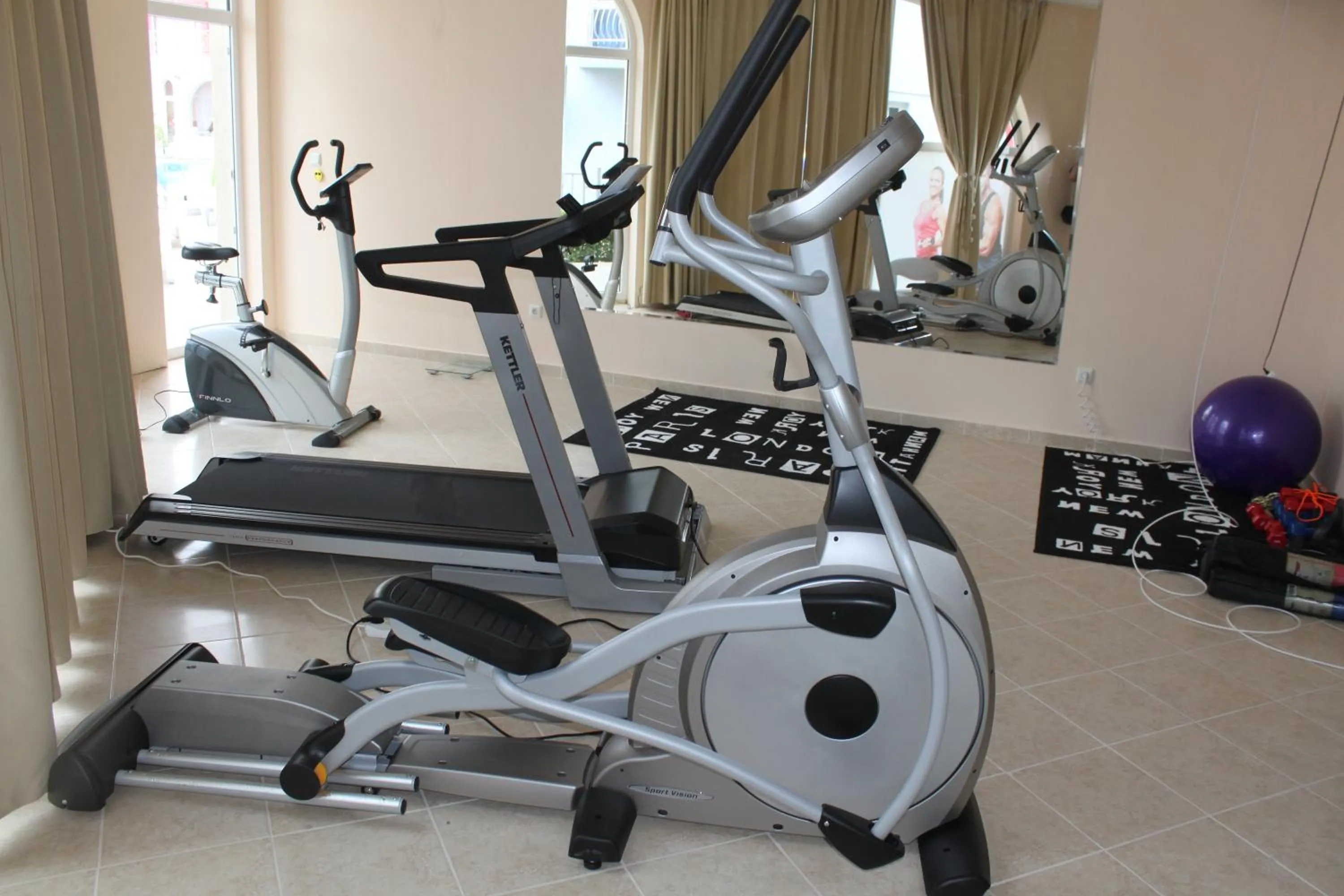 Fitness centre/facilities in Rose Garden Omax Apartments