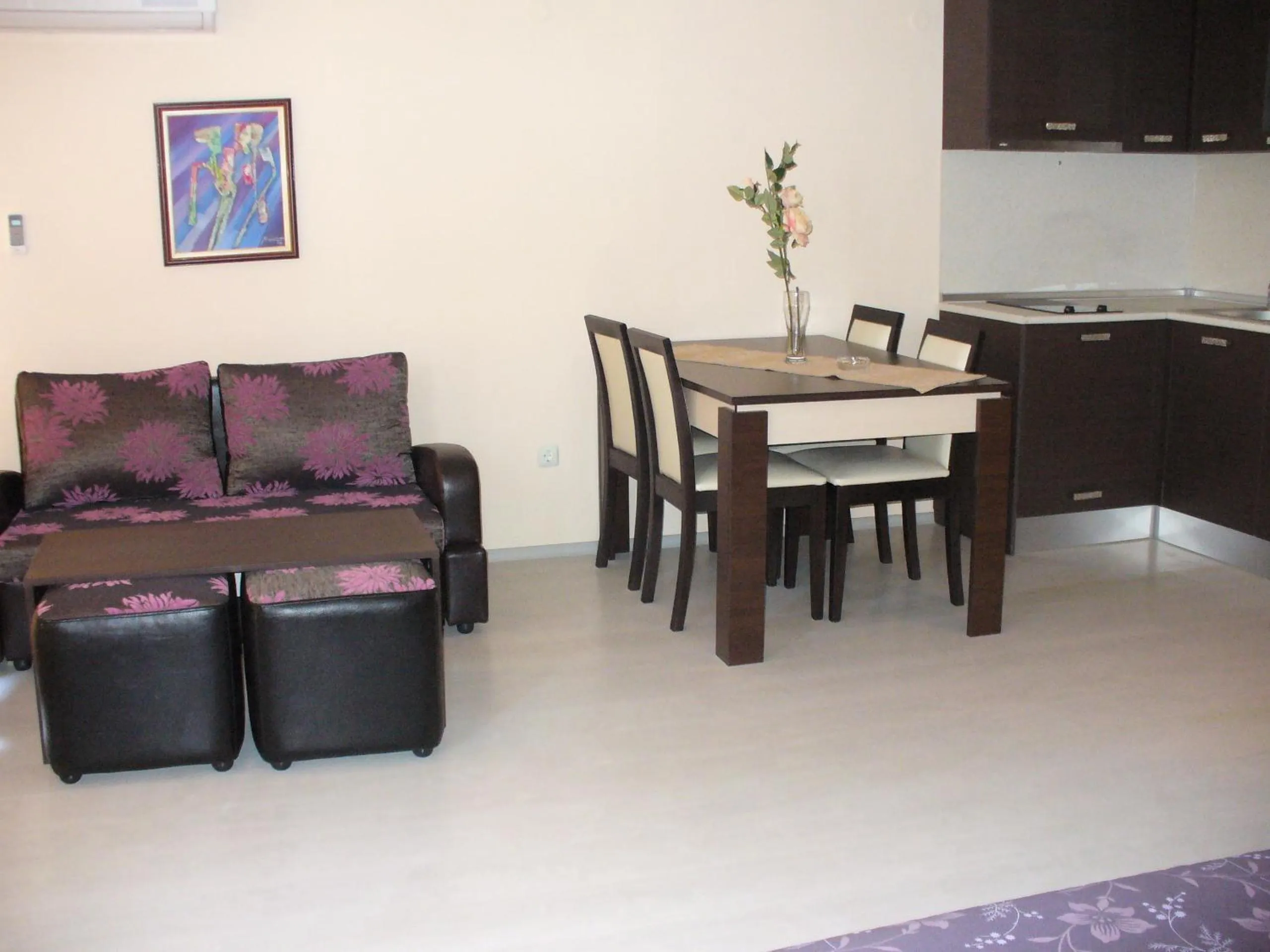 Kitchen or kitchenette in Rose Garden Omax Apartments