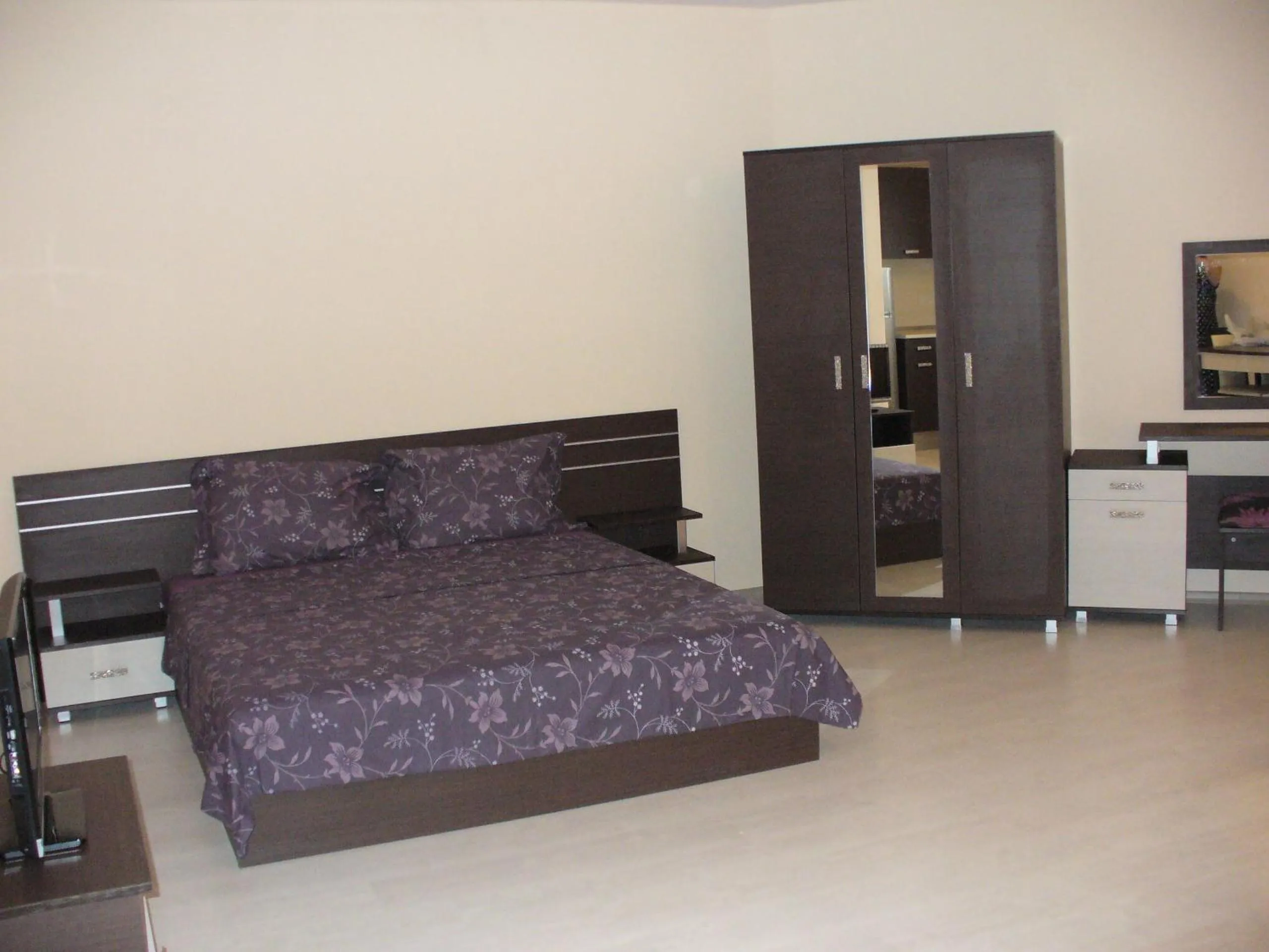 Bedroom, Bed in Rose Garden Omax Apartments