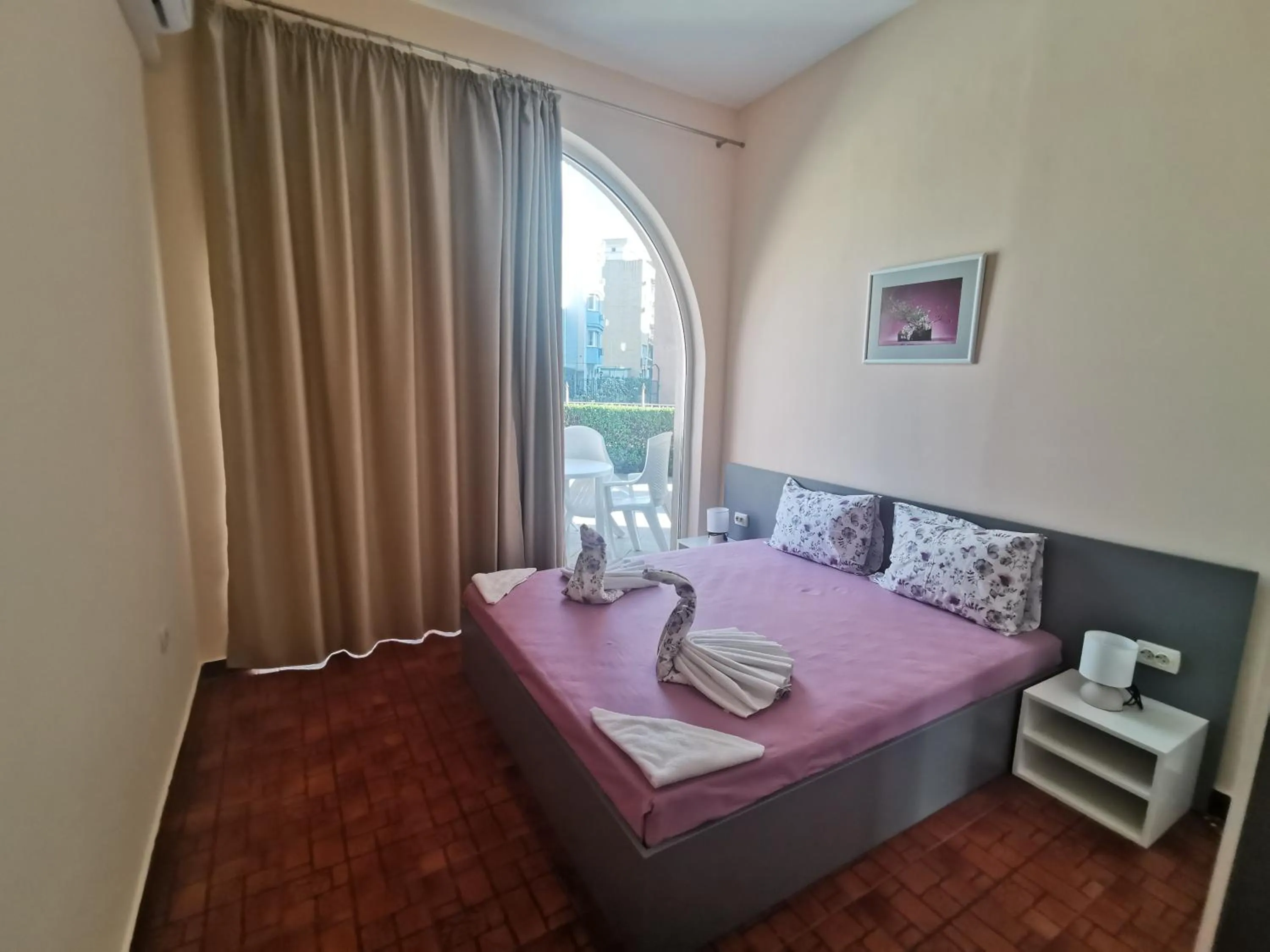 Bed in Rose Garden Omax Apartments