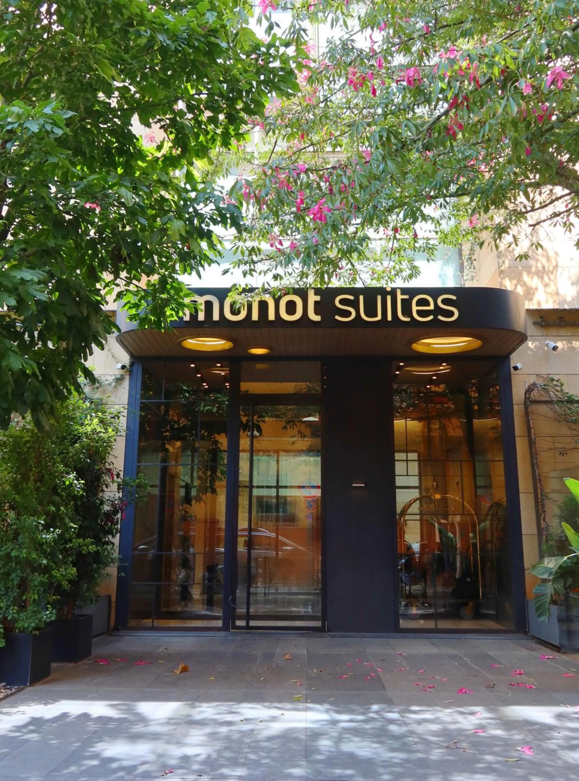 Facade/entrance in Monot Suites