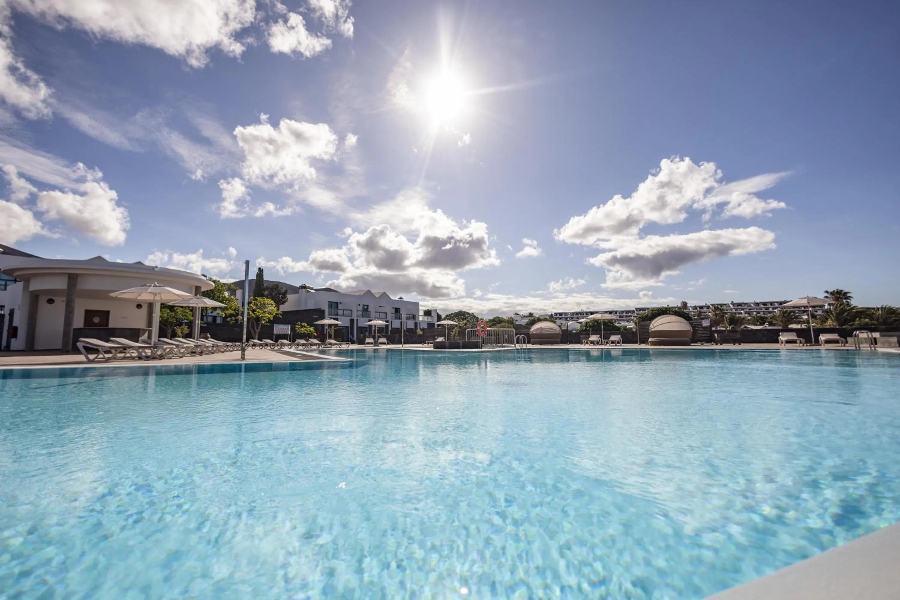 Swimming pool in Caybeach Papagayos