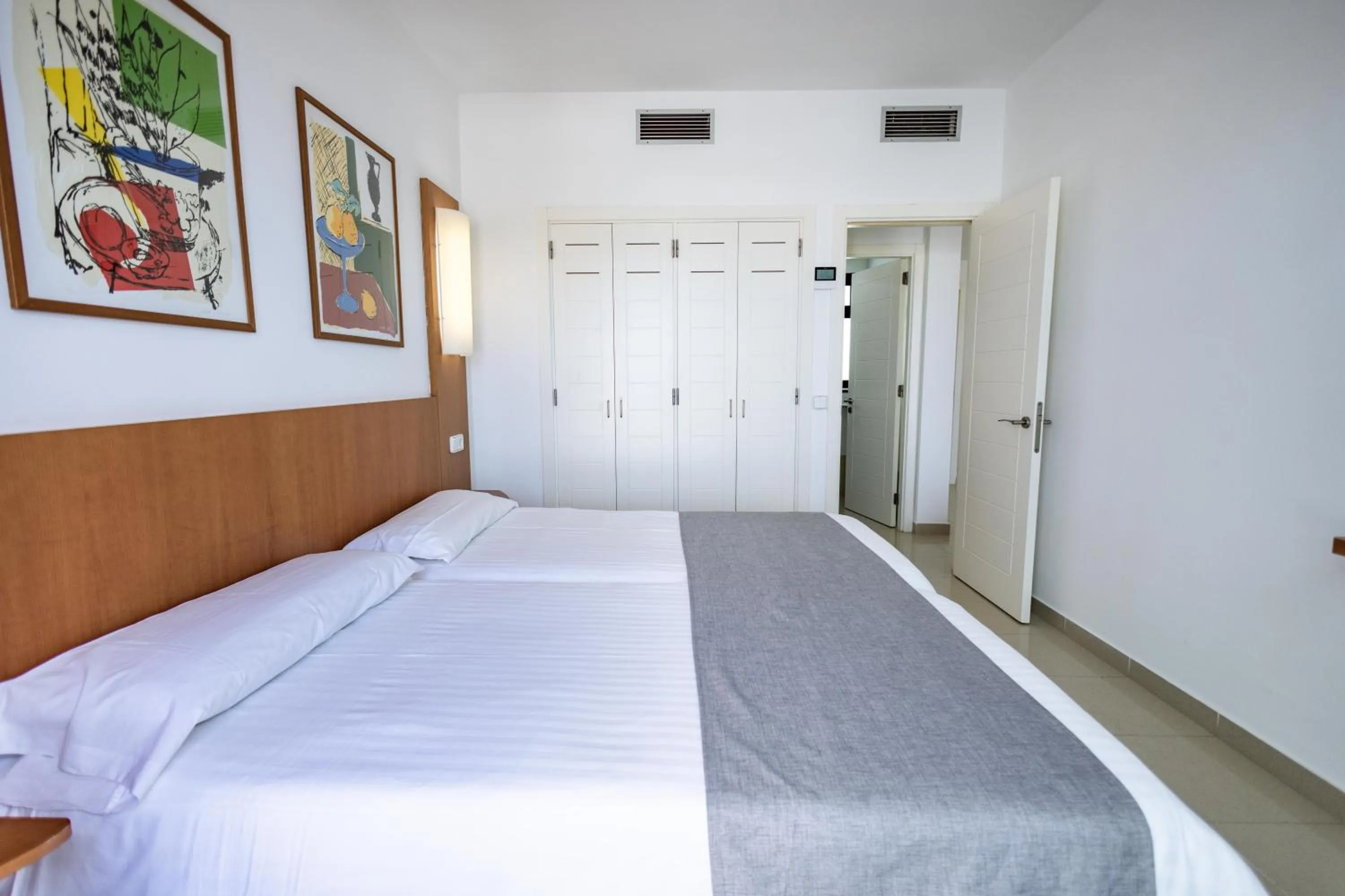 Photo of the whole room, Bed in Caybeach Papagayos