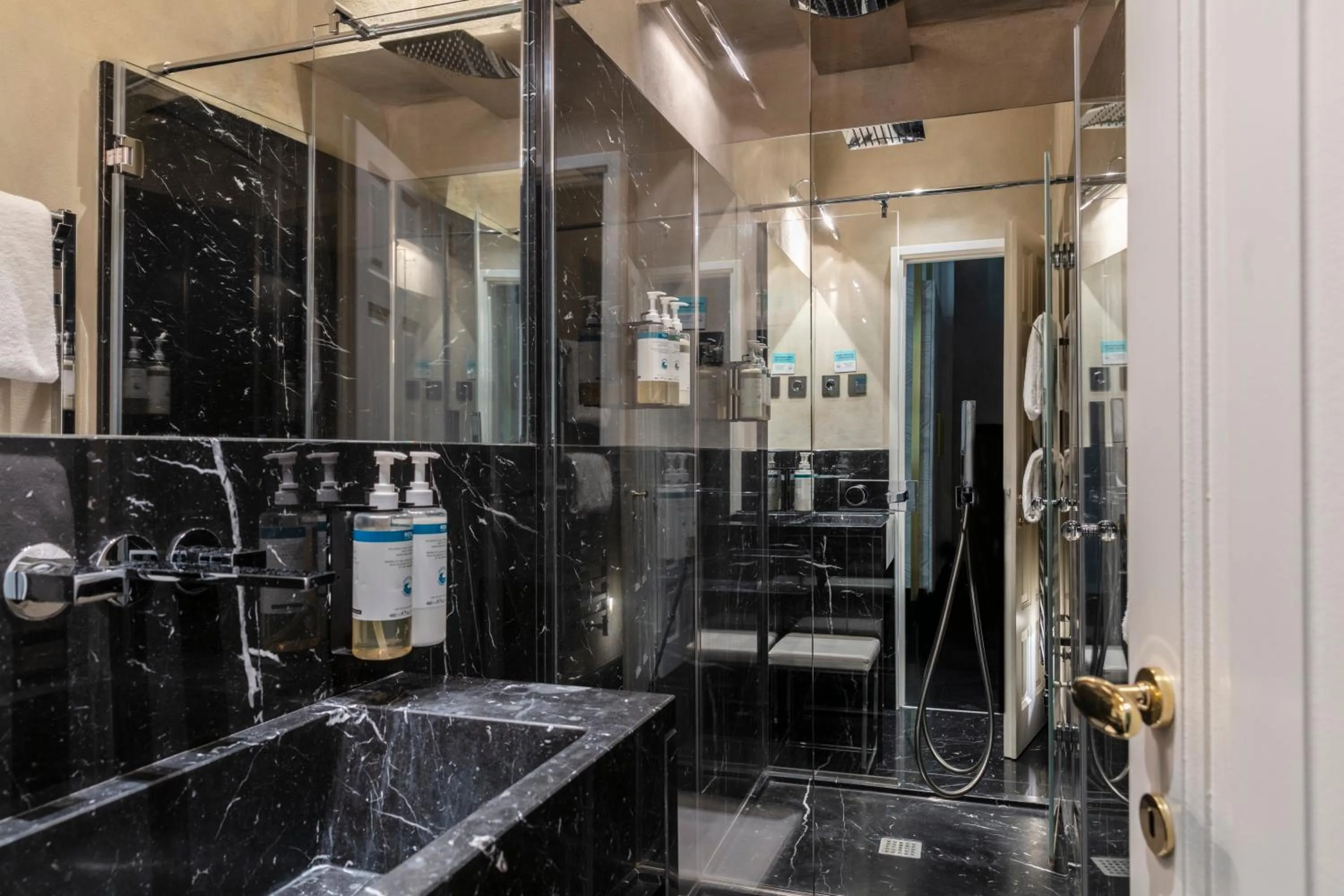 Bathroom in Numa Florence Palazzo Moro